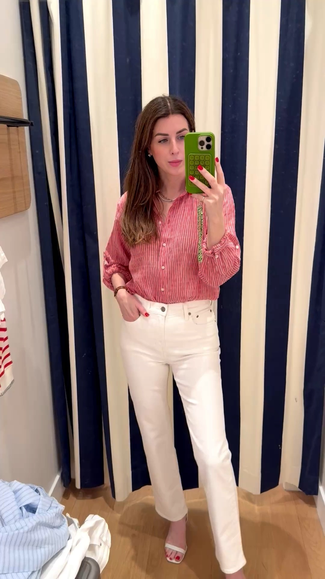 This is a linen top so if you’re headed somewhere hot, this is great for any kind of upcoming holiday celebrations again pairing it with the same white Jeanne I’ve been wearing in a size 26. It’s a great straight leg and I’m also just wearing my typical size small in the top.