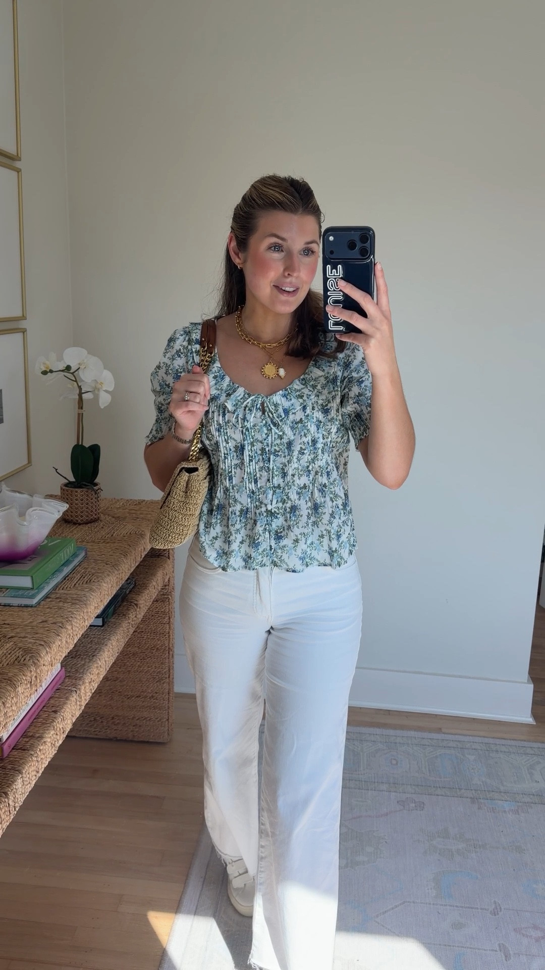 Ootd today! Wearing a S in top and 0 in jeans 