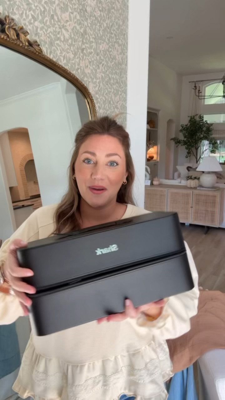 If you want the look of a blowout from home this is it!! @qvc has a great deal today only!! This is a great Christmas gift for the girls in your life or to wrap under the tree for yourself 😉

@qvc #ad #LoveQVC 