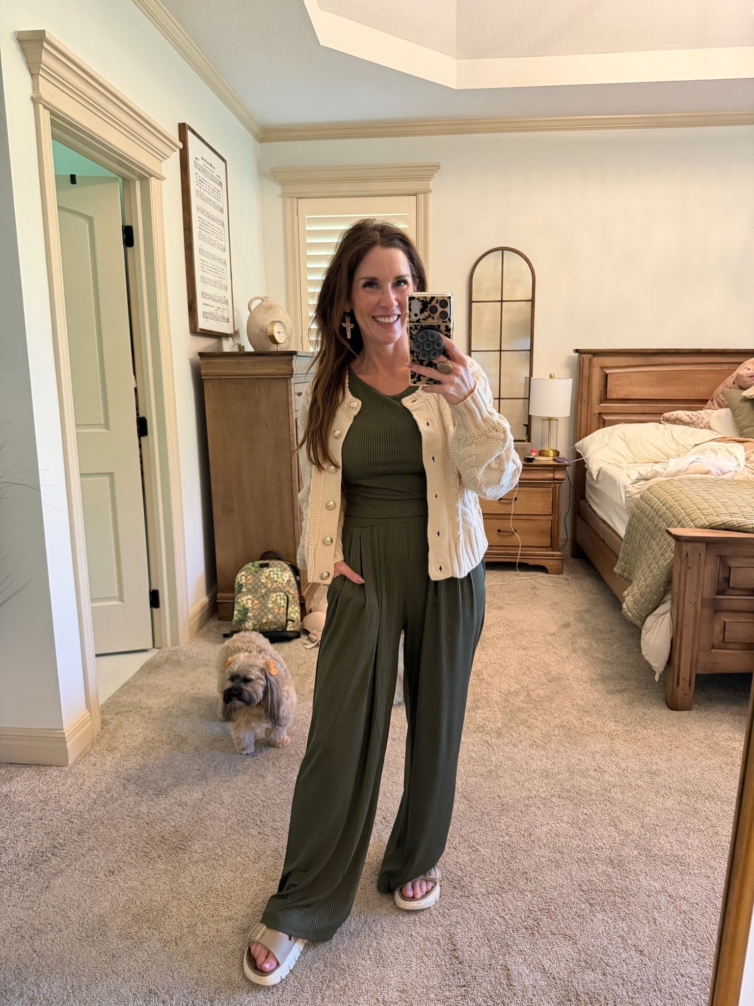 Easy set that transitions well from lounge to every day wear.  ✨￼