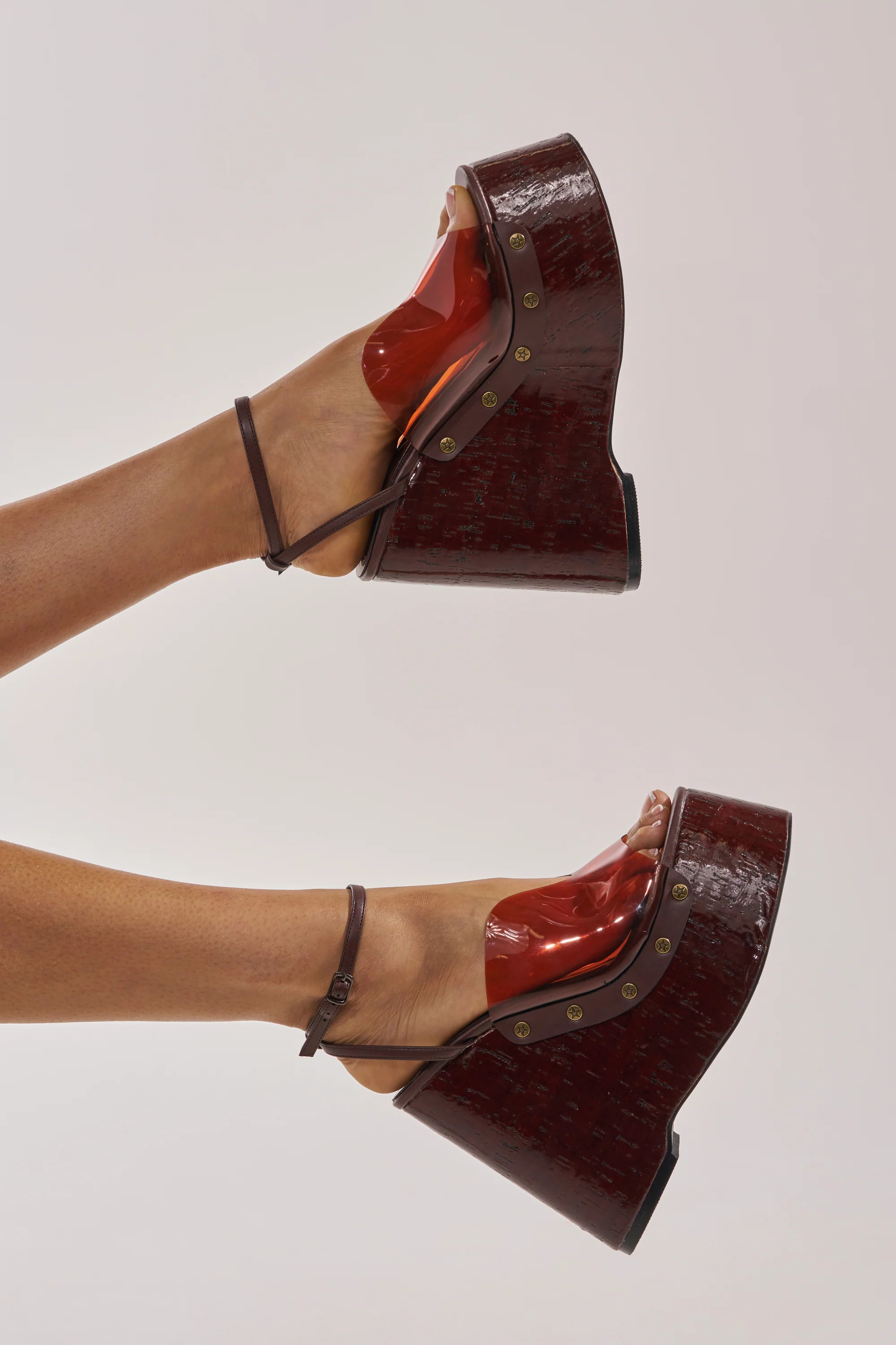 AZALEA WANG JENZA CHOCOLATE WEDGE | AKIRA
