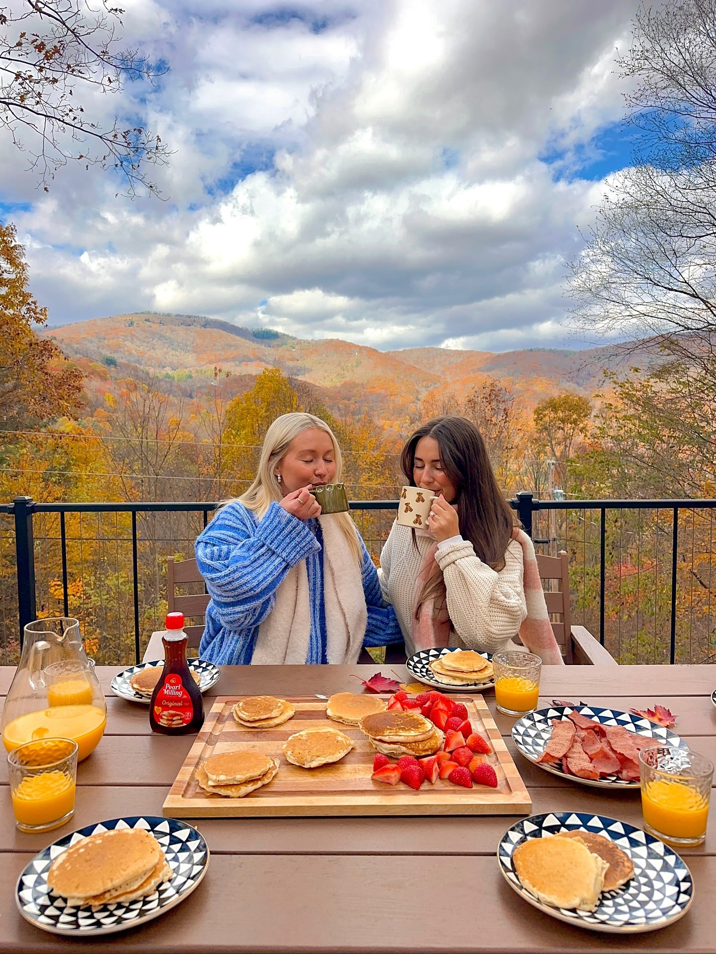 wishing I could have breakfast here every morning 🥞🍓☕️🍊⛰️

#girlstrip #cabinweekend #cozyaesthetic #cozyoutfits #pinterestinspo #pinterestaesthetic #girlyaesthetic #cozycabin