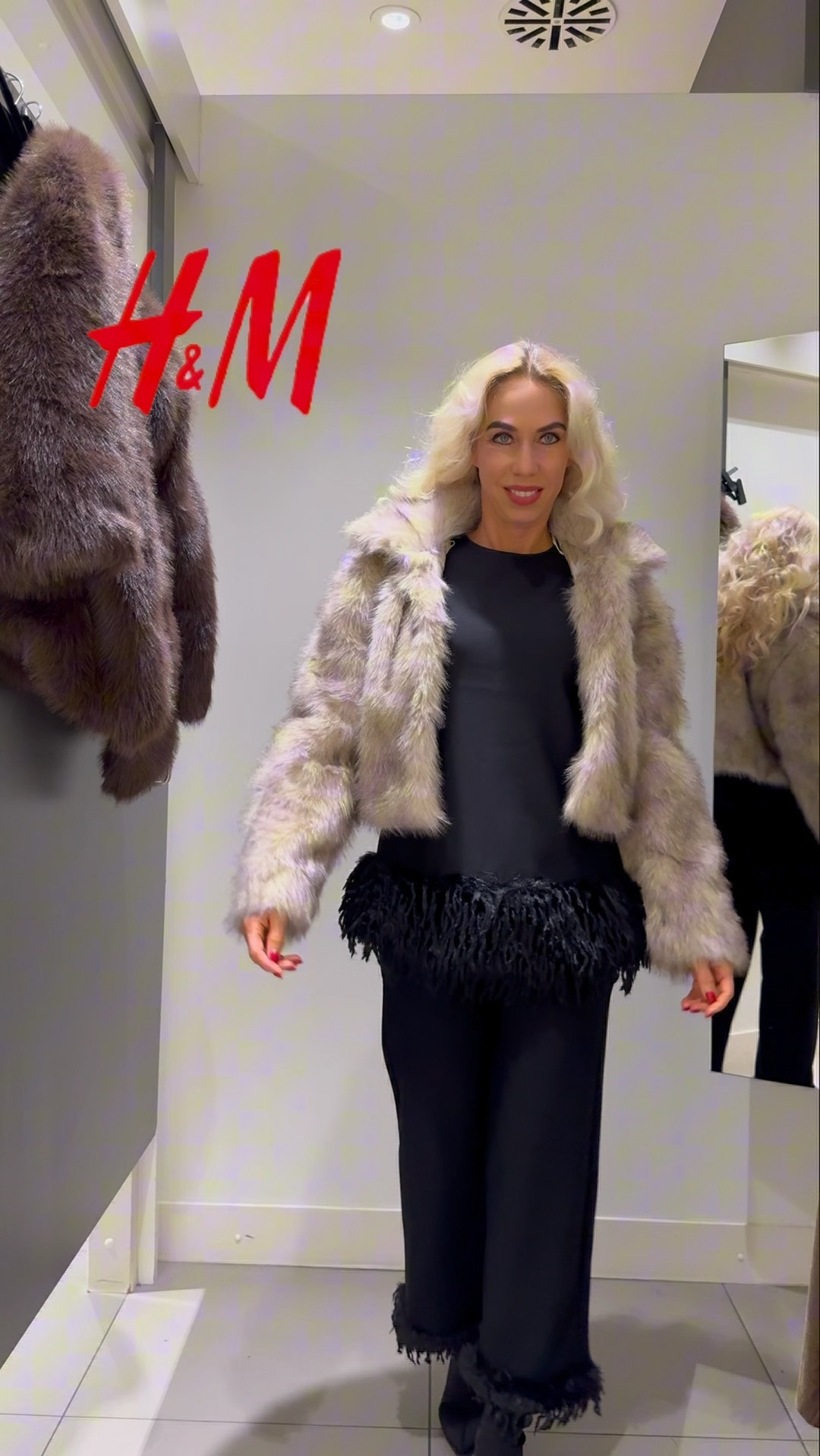 🤍 Winter Look H&M🤍
Diese wunderschöne Felljacke von H&M ist einfach ein Traum – so kuschelig, weich und sieht viel teurer aus, als sie ist 😍 Perfekt für kalte Wintertage und super leicht zu kombinieren ❄️

Darunter trage ich mein neues Lieblings-Outfit: Hose mit Fransen und Top mit Fransen aus Stretch – ebenfalls von H&M und alles zusammen kostet kaum was 💸
So günstig, so bequem und trotzdem so elegant – ich liebe diesen Look! ✨

Shoppe alles direkt über LTK 🛍️
#hmoutfit #hmfashion #LTKfashion #LTKwinter #LTKunder50 #LTKstyle #affordablefashion #cozystyle #fransenlook #neutraloutfit #winteroutfit #LTKfinds #budgetfriendly #fashiononabudget

#LTKdeutschland #LTKü50 #LTKeurope