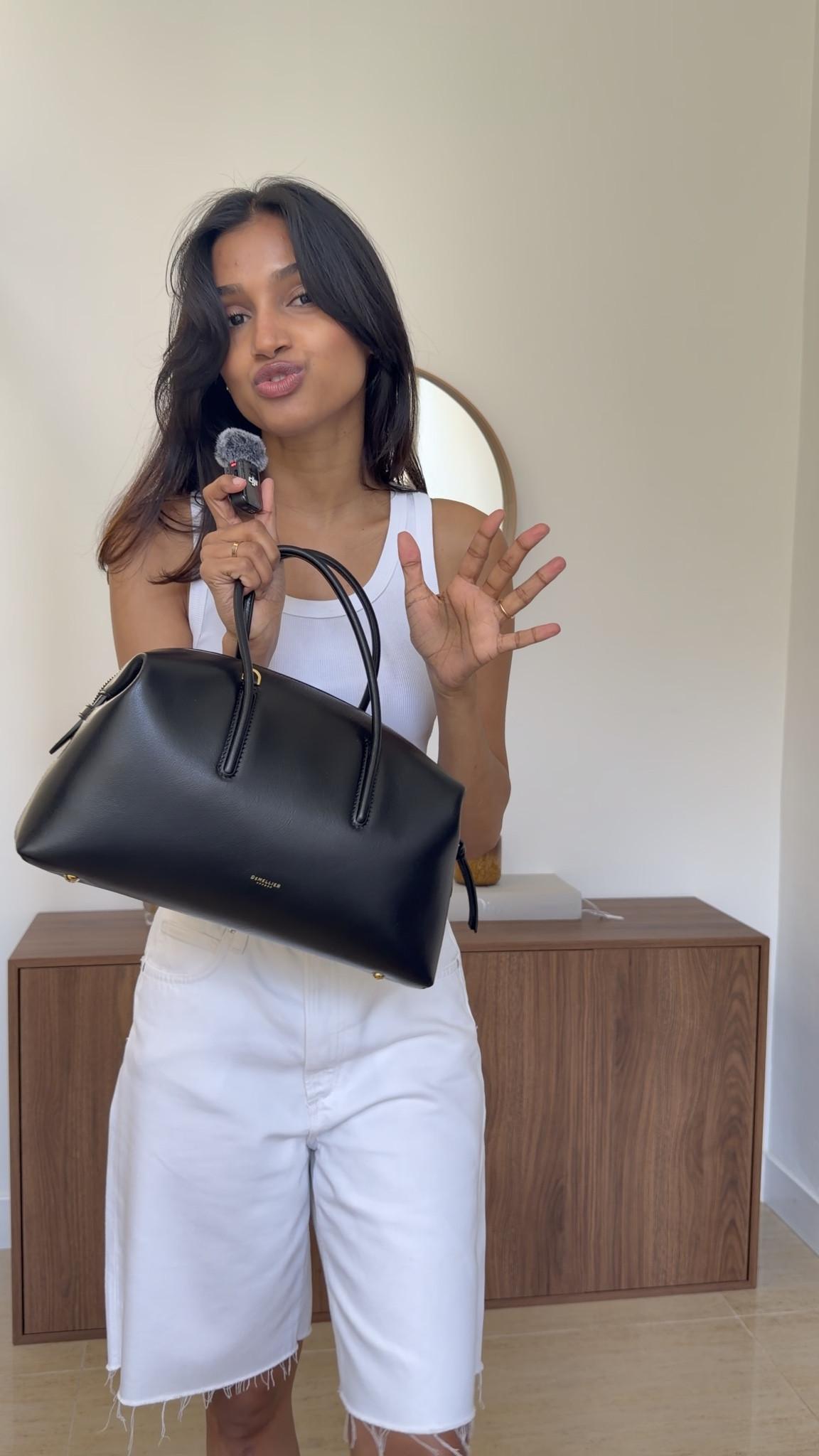 Bermuda, top blanc et grand sac noir ! 
#demellierbags
#bermuda

#LTKspring #LTKbag #LTKeurope