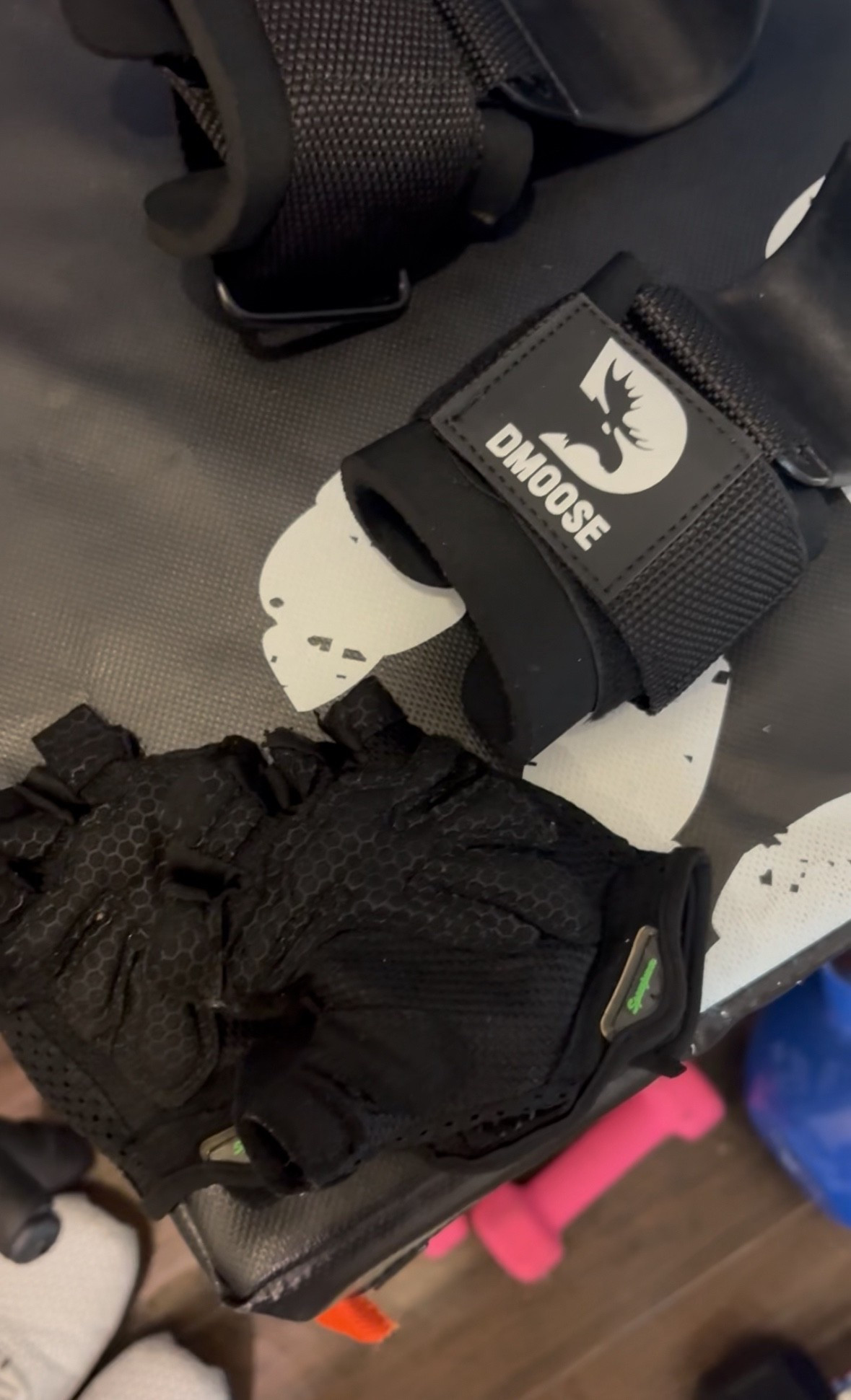 Lifting gloves, lifting hooks 