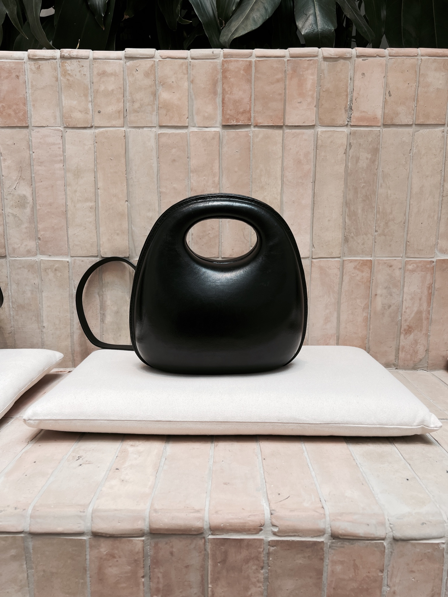 The Egg Bag 🖤

This bag is an iconic LEMAIRE leather accessory. Entirely molded, waxed and polished by hand, it is made of smooth vegetable-tanned cowhide. Its curve is obtained by pressing the leather into a metal structure. This meticulous technique creates unique pieces that are sensitive to the asperities of the hand that makes them. The result is a bag with an organic shape that can hold everyday accessories (smartphone, 11x18cm/4x7in book, and wallet). Its adjustable, removable strap allows it to be carried on the shoulder, cross-body or by hand.



#LTKdeutschland #LTKeurope #LTKbag