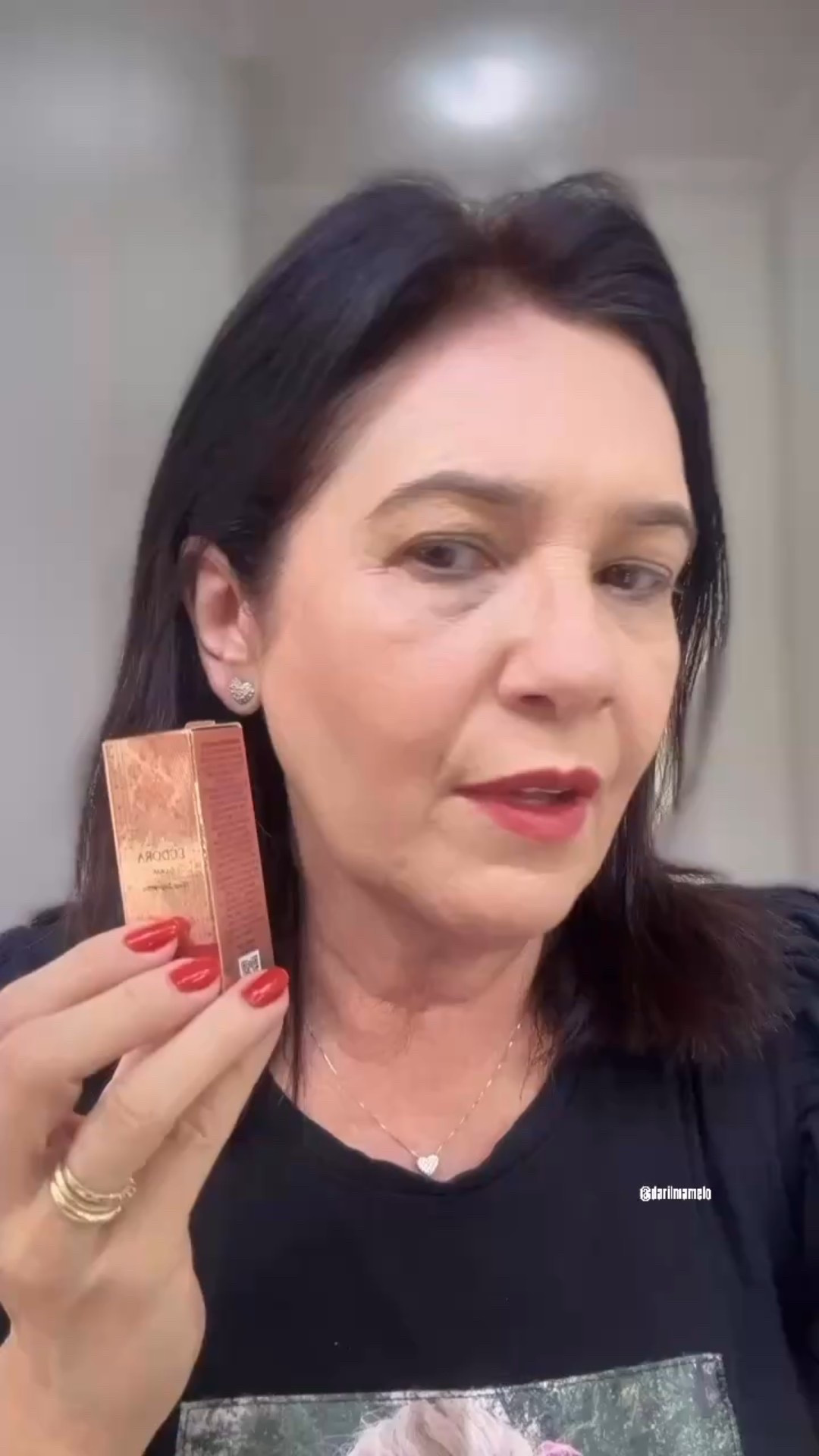 O novo Batom Cremoso Glam Metals Diva
Suprema é uma ode ao poder e à exuberância feminina, celebrando a supremacia do ouro junto à arte da perfumaria. Sua fórmula tem cor intensa e alta cobertura promovendo a hidratação dos lábios sem ressecar.
A cor Rose Diva é um tom terroso e quente de rosa queimado, um tom versátil, sofisticado e elegante.
Uma combinação única de poder e sofisticação, para celebrar a sua beleza e empoderamento.
Com uma fórmula exclusiva, o Batom Cremoso
Metals Diva Suprema une a sofisticação do ouro 24K em uma colaboração com a arte da perfumaria, criando uma experiência única para seus lábios.
• Acabamento cremoso;
• Lábios hidratados e confortáveis por até 5h.
Sinta-se a suprema diva que você verdadeiramente
é.#influsdabelezagb #darilmamelo
#eudora#divasuprema#rosediva#squadeuamomake

#LTKbrasil