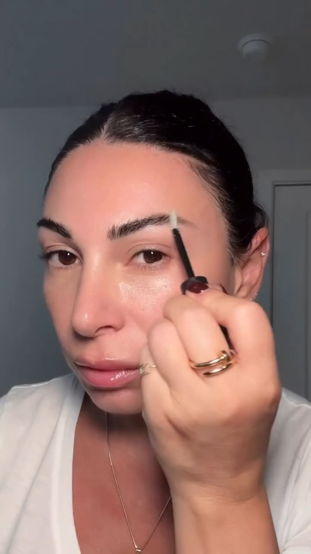 Let’s do my eyebrows! 
@elciecosmetics Lock-it-in brow gel
@anastasiabeverlyhills  Micro-Stroke brow pen 

Easy shop link in my Bio! ✨