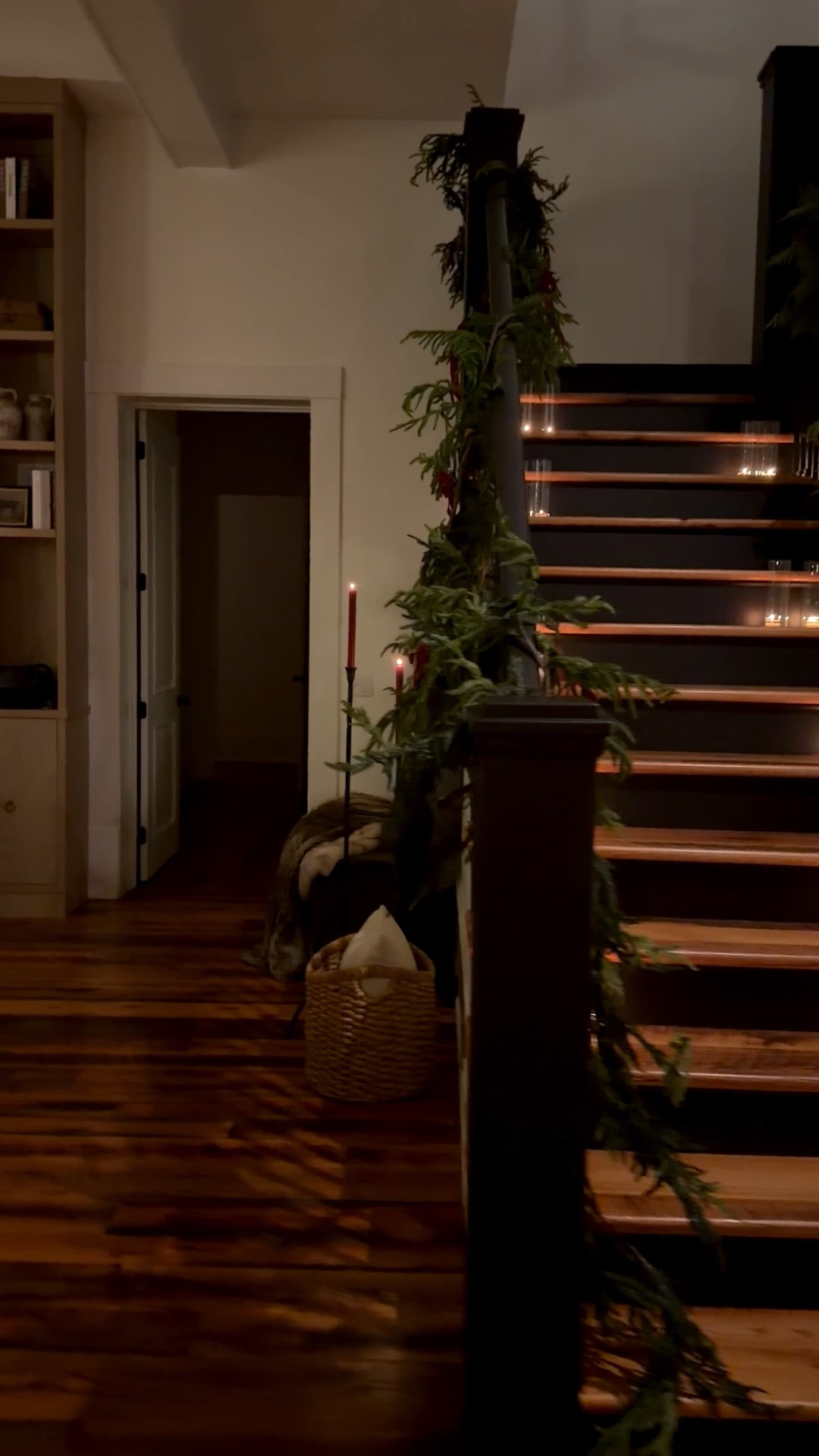 My Christmas staircase 🎄🎄

#LTKHoliday #LTKHome #LTKSeasonal