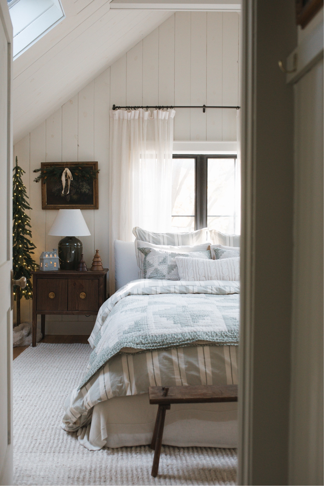 Christmas bedroom details ✨🎄 #christmasbedroom #christmashome

#LTKHoliday #LTKHome #LTKSeasonal