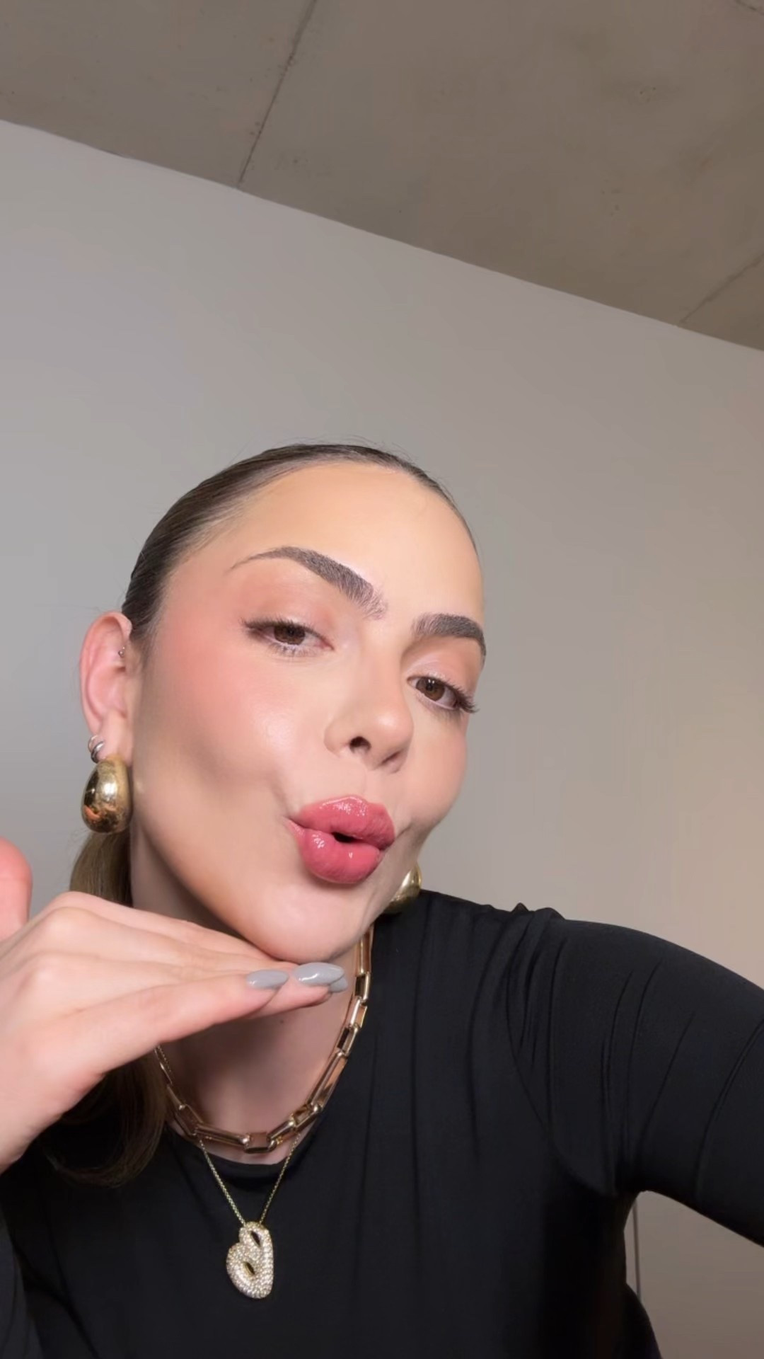 Blush e contornos em stick de Ruby Kisses, acabamento amanteigado, desliza na pele, esfuma muito bem e deixa um resultado glow e natural! 

Blush -
01 Flamingo 
02 Peach 
03 Terracota
04 Plum 

Contorno -
01 Frappé
02 Mocha
03 Espresso 




#LTKbeleza