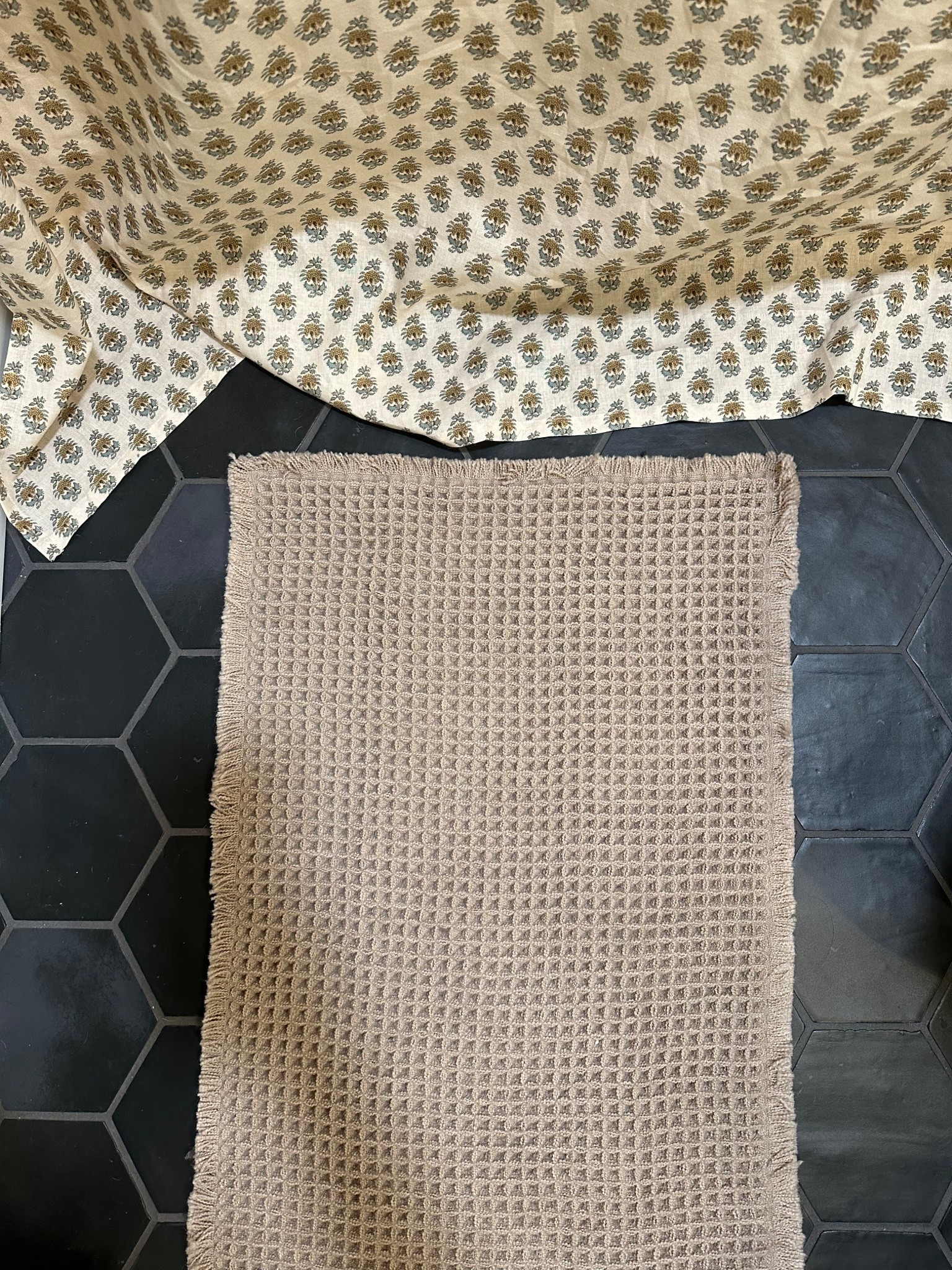 I’ve been testing out this waffle bathroom mat for 2 weeks and I couldn’t recommend it more! Comes in a bunch of colors, is affordable, and most importantly stays put and dries fast!

This is the brown color!

#LTKHome #LTKFindsUnder50
