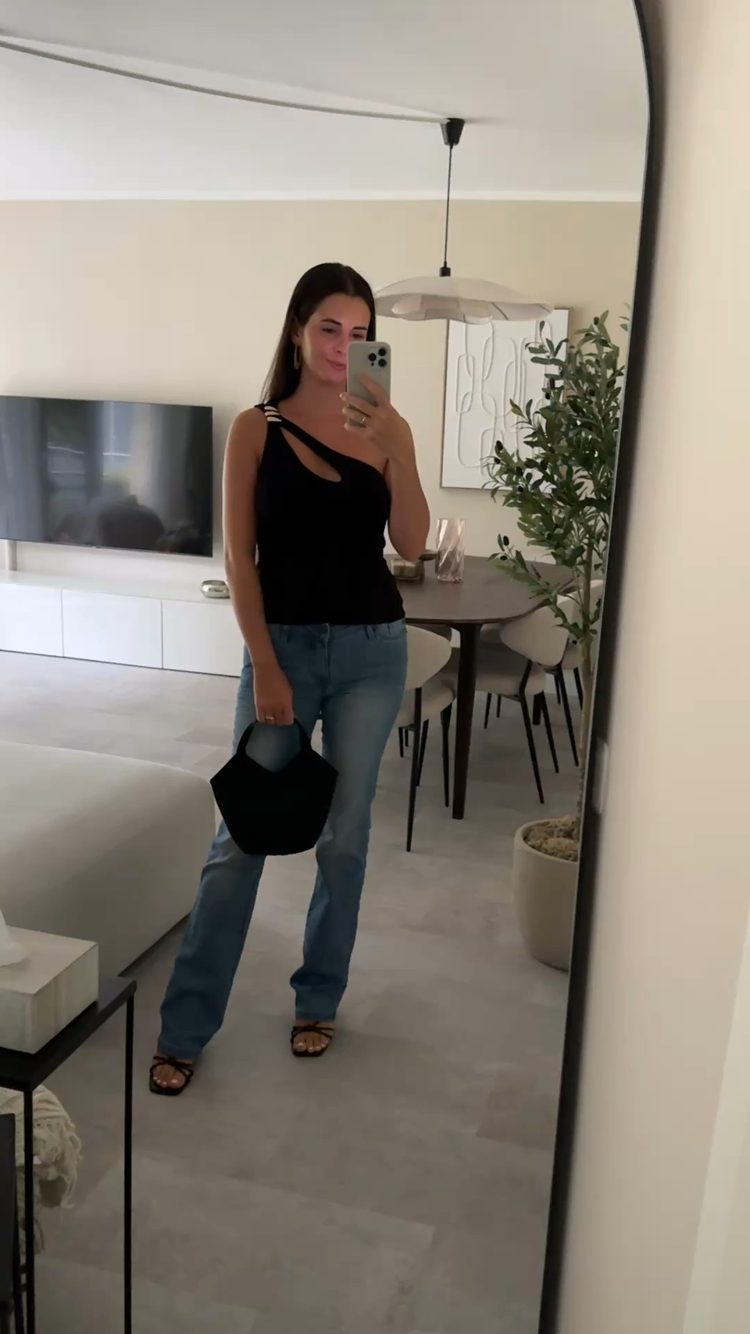 Bonprix outfit ideas 

Bootcut jeans afterwork black one shoulder top gold Details high heels elegant

#LTKmidsize #LTKdeutschland #LTKsale