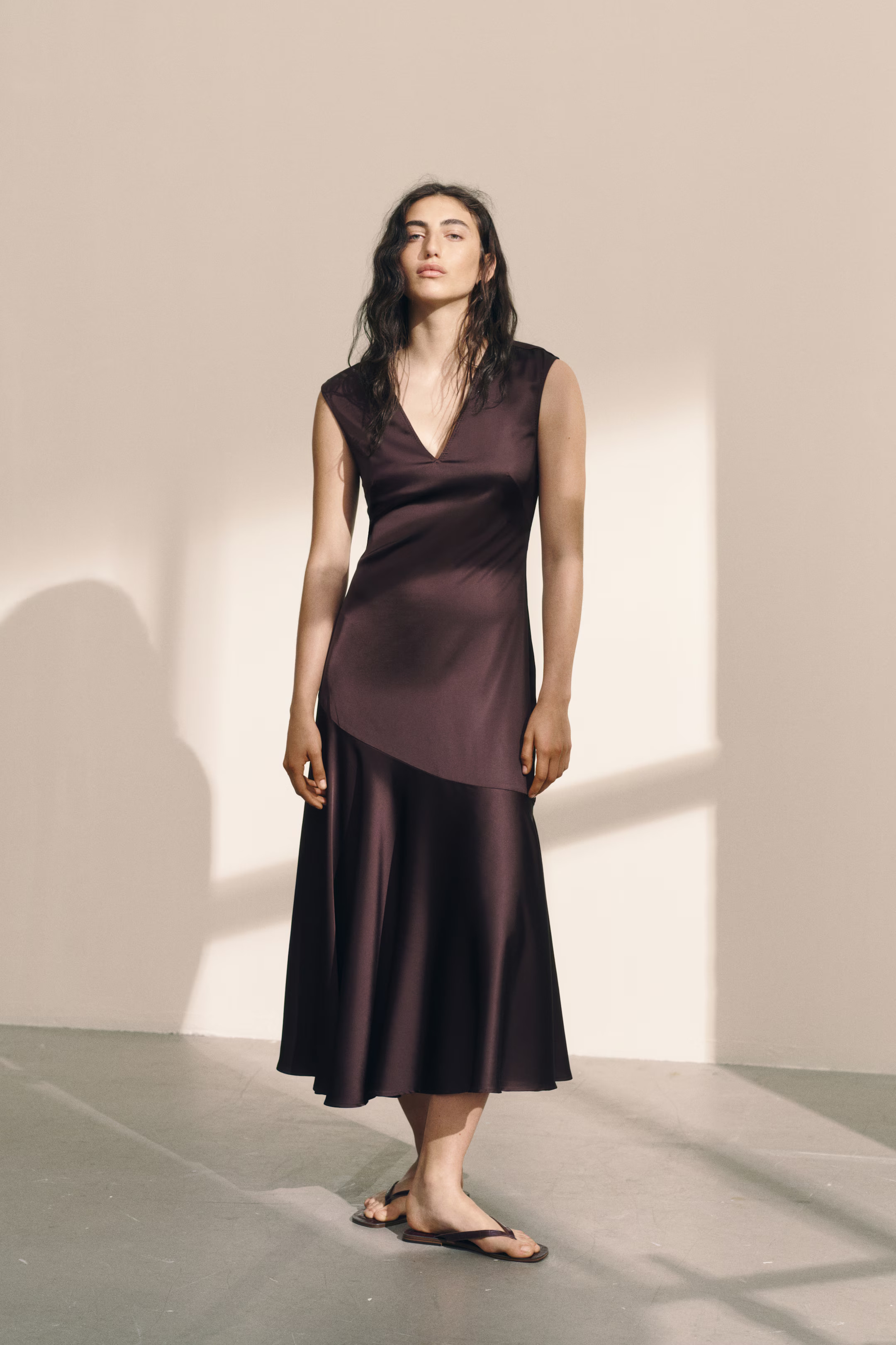 V-neck satin dress | H&M (UK, MY, IN, SG, PH, TW, HK)