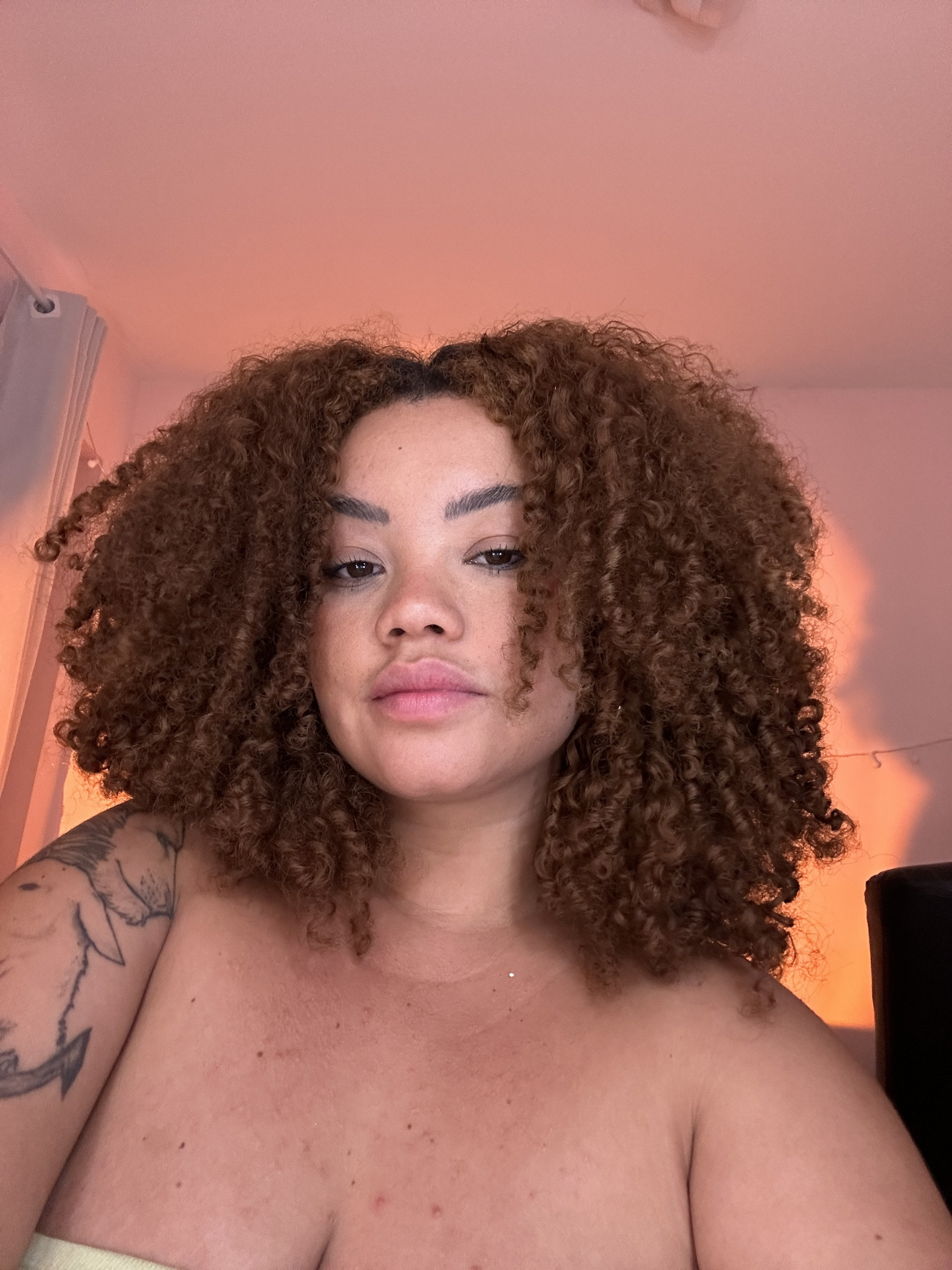 Hoje fiz um tratamento de milhões 

Primeiro lavei com shampoo danos vorazes 
Acidifiquei com B hulmann
Tratei com máscara danos vorazes 

Usei os 2 óleos revival e danos vorazes pra soltar os cachos 

Finalizei com just nutrition da abela 