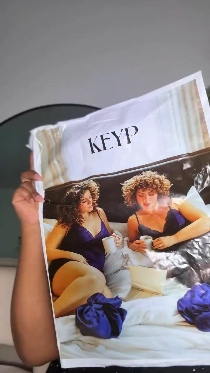 El combo que no sabía que necesitaba: Bonnet + Antifaz en uno solo y lo mejor de todo tienen varios colores.🔥 Adiós al frizz y adiós a la luz que no me deja dormir. El "game changer" de mi mes. 😴🙌 

@keypbeautiful 

#HairTips #LifeHacks #SleepMask #SatinBonnet #PerfectHair

#LTKselfcare #LTKmorningroutine #LTKdayinmylife