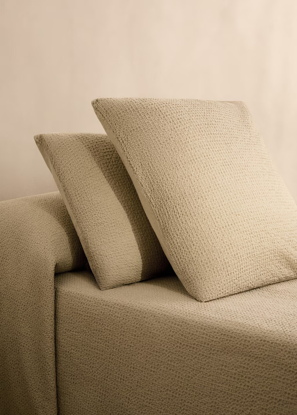 Cotton percale waffle pillowcase 45x110 cm sand - Home - 17.7x43.3in - MANGO HOME | Mango (US/MX/AU)