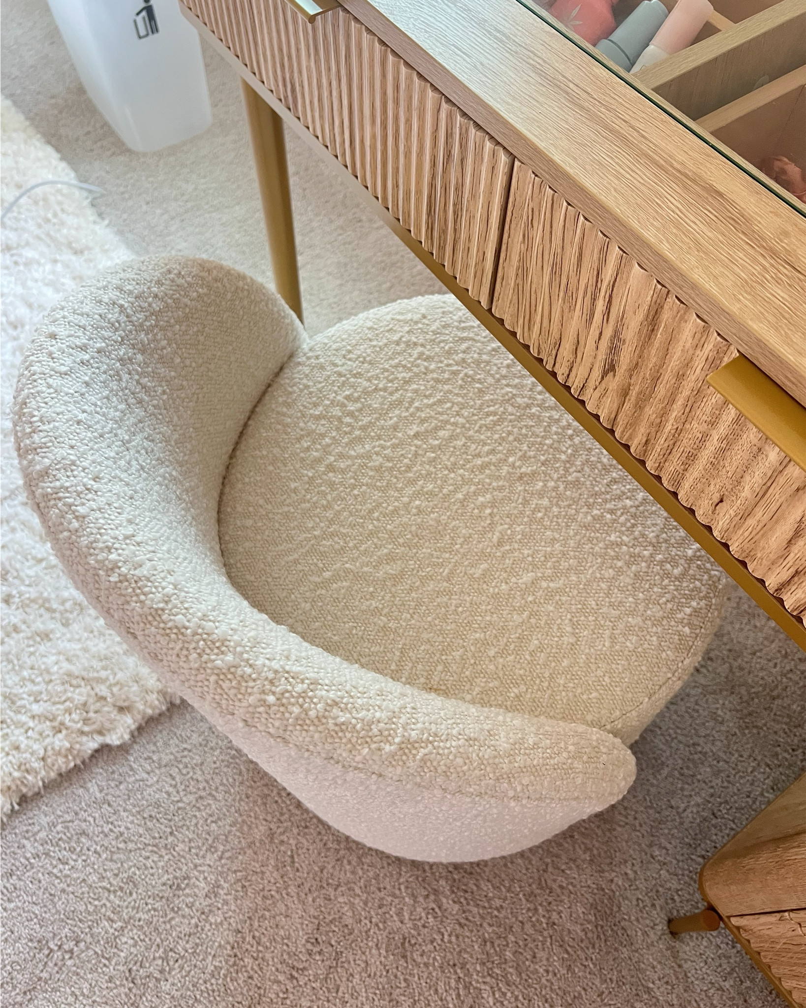 this chair and vanity is everything🧸

#LTKMostLoved #LTKHome #LTKBeauty