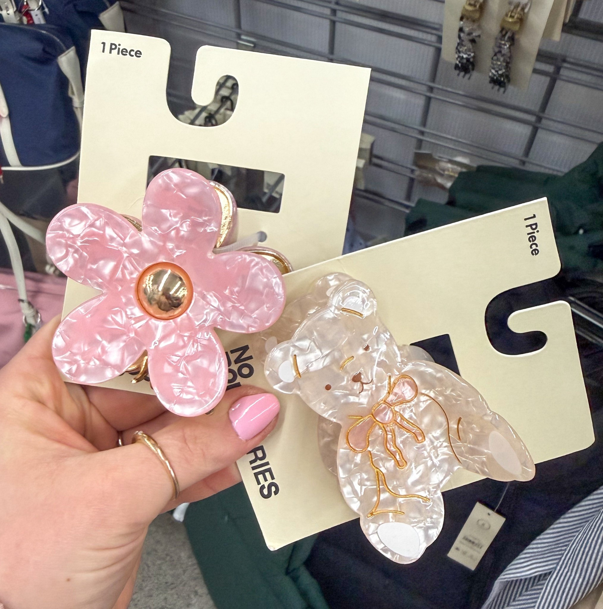 How adorable are these claw clips? 🌸🧸

#LTKSeasonal #LTKdayinmylife #LTKgrwm