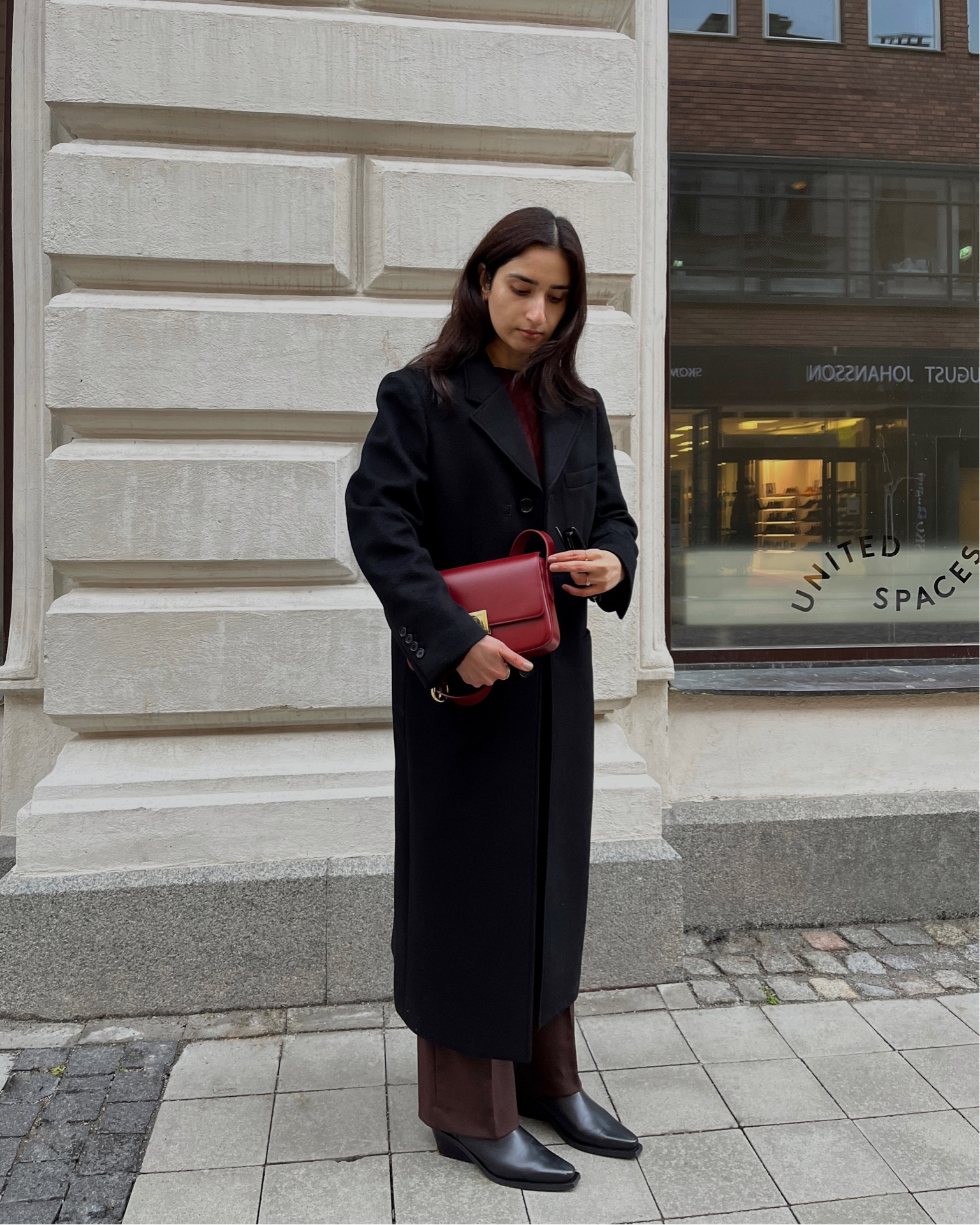 Touch of red

Fall fashion, Oversized black coat, Brown trousers, Burgundy sweater, Red bag, Leather boots, Transitional fall outfit, Fall outfit, Autumn look, Autumn outfit ideas, Fall fashion trends, Autumn outfit, Autumn look