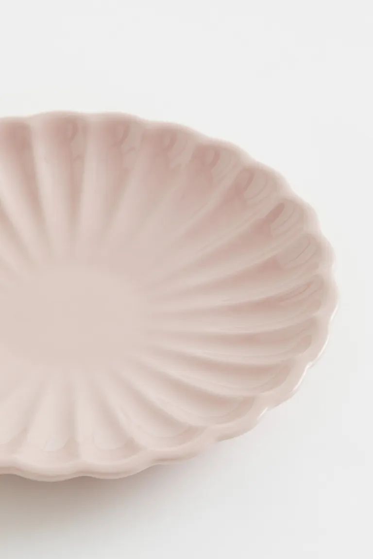 Small porcelain dish with fluted edges. Diameter 6 in. Height 3/4 in. | H&M (US + CA)