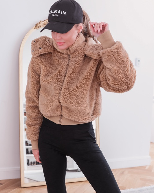 Who else loves all things cozy?? 🙋🏼‍♀️ My favorite go-to sherpa jacket is still in stock this fall! I wear this all the time running errands, to the kids' lacrosse games, and for school pick up and drop off. AND be sure to swipe to see an amazing dupe I found that's under $100! 

~Erin xo

#LTKFindsUnder100 #LTKStyleTip #LTKSeasonal