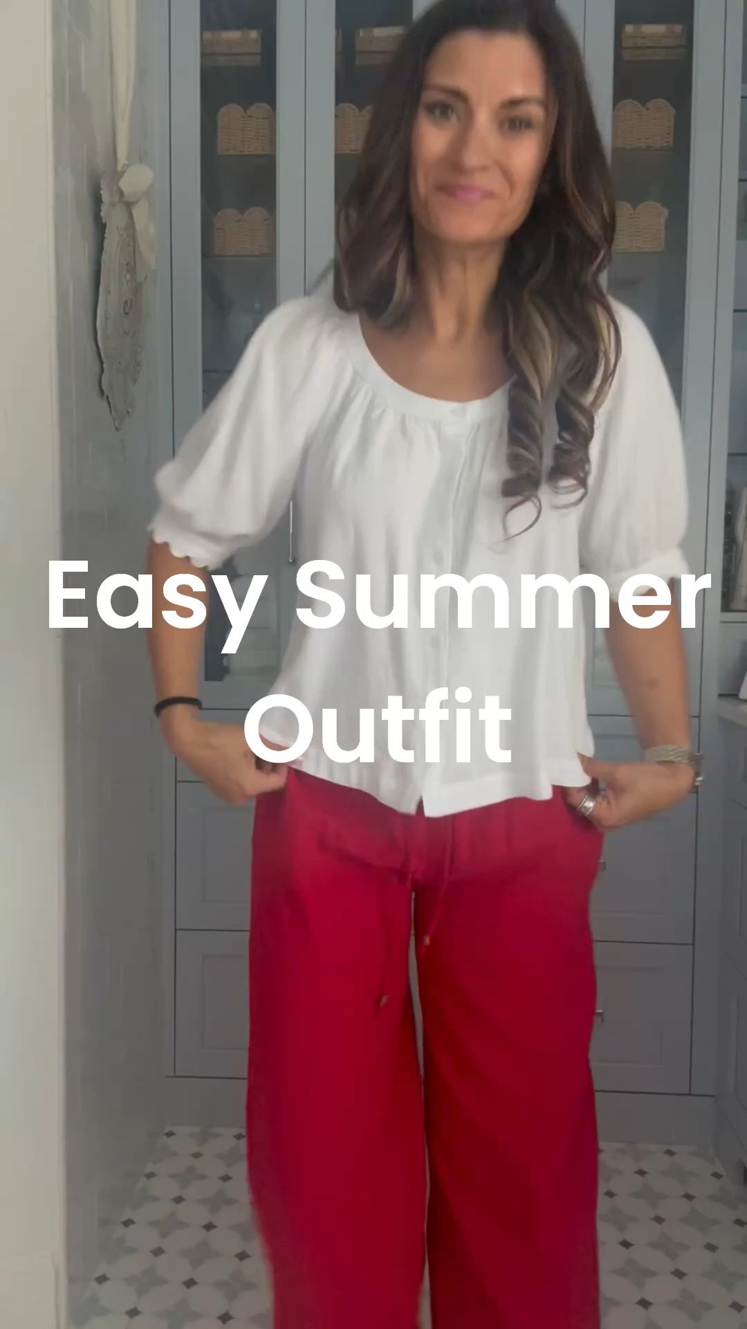 Easy summer outfit with a white shirt and red pants