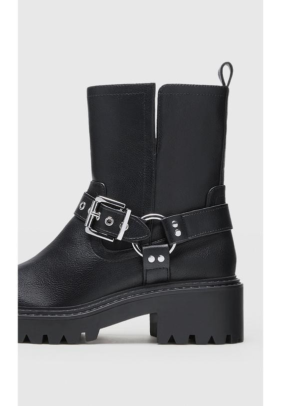 Bottines plates style motard avec boucles - Wide Fit femme | Stradivarius France | Stradivarius (FR)