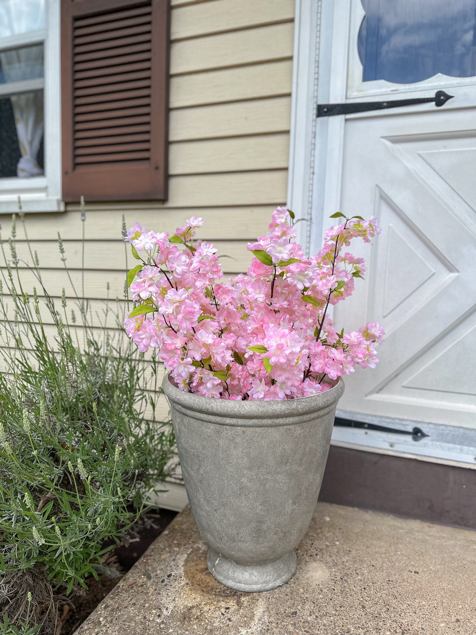 Faux real looking flowers and vase linked

#LTKHome #LTKSeasonal #LTKFindsUnder50