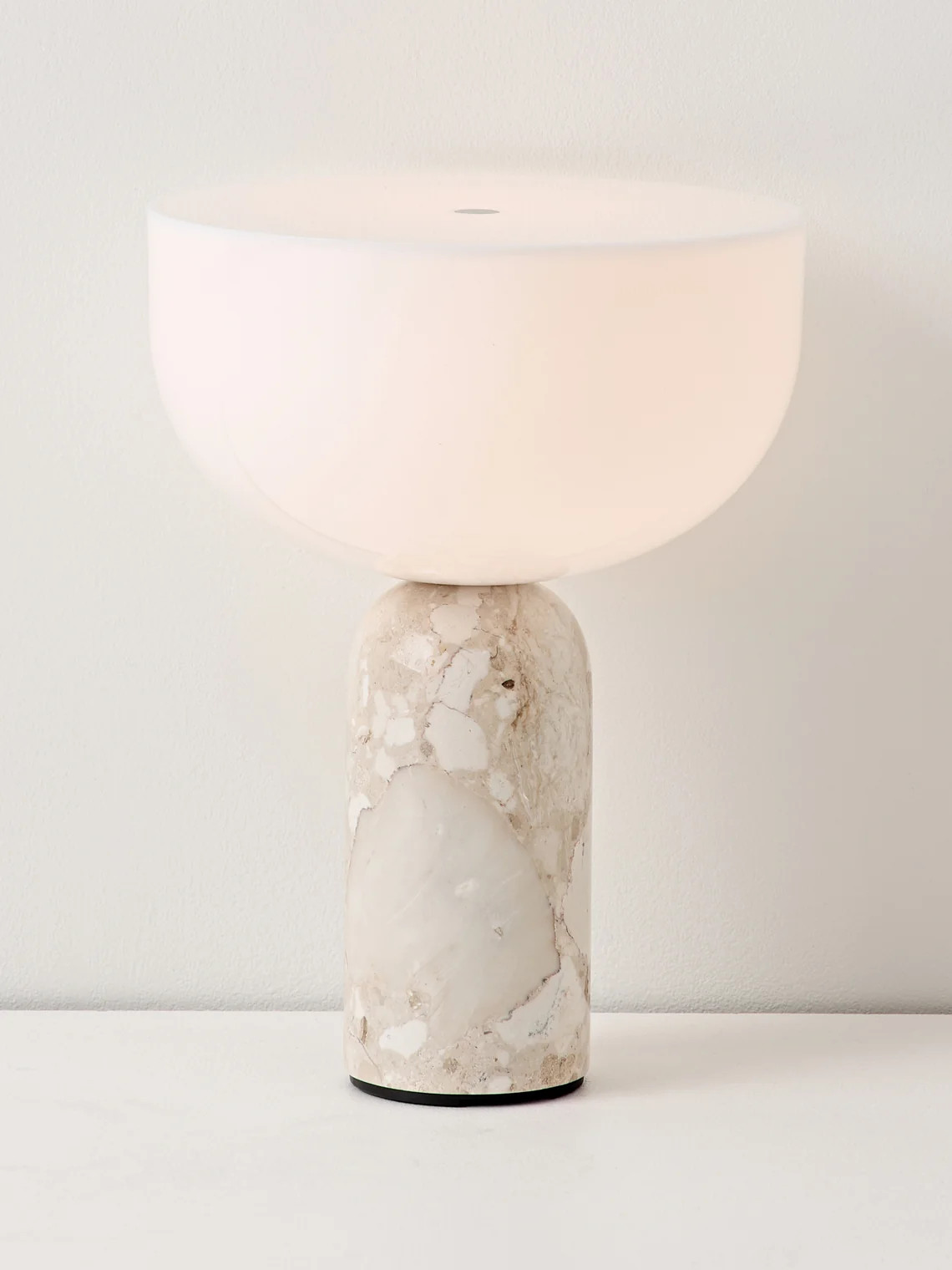 Kleine mobile Tischlampe Kizu aus Marmor, dimmbar | Westwing EU