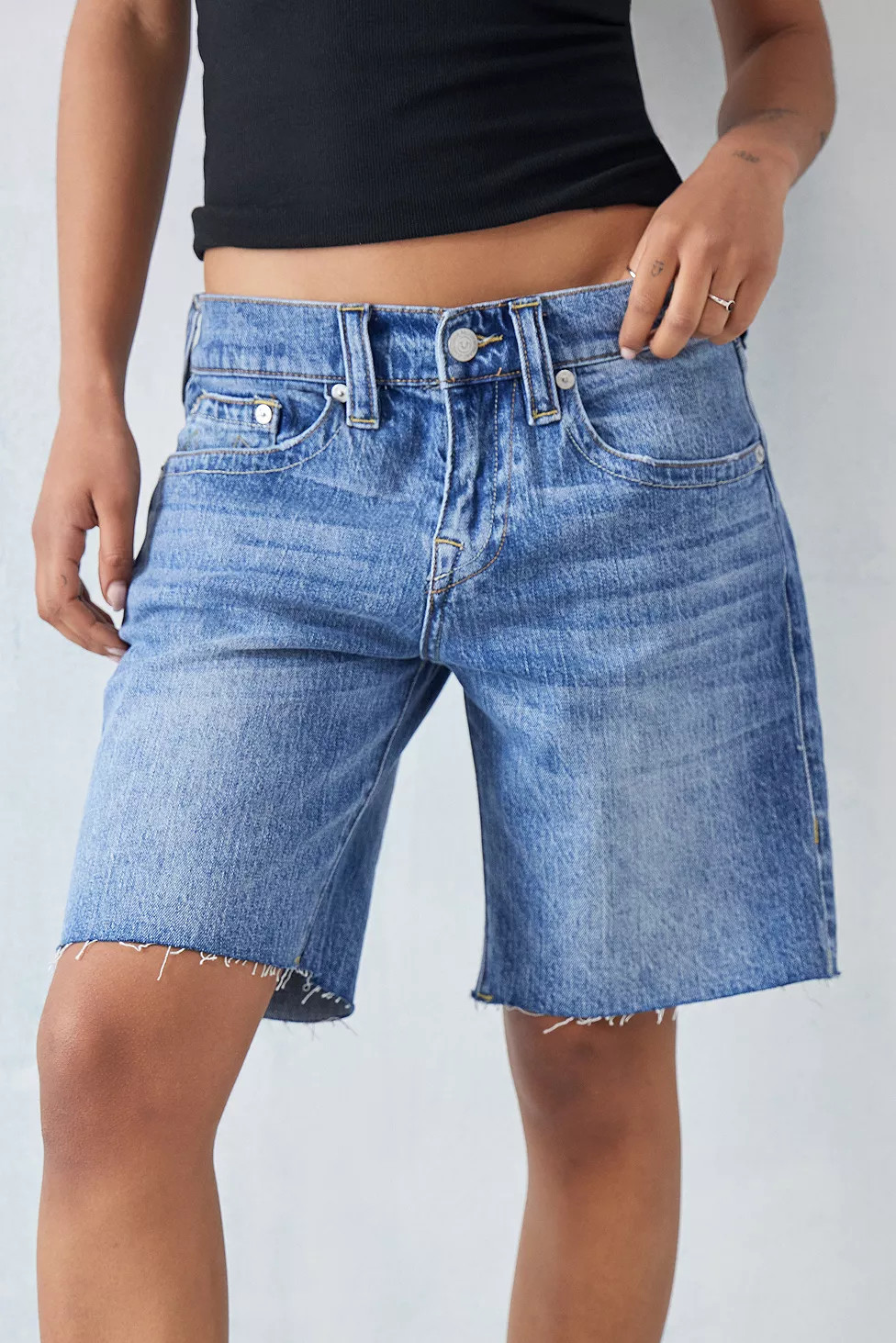 True Religion Ricki Relaxed Longline Shorts | Urban Outfitters (EU)