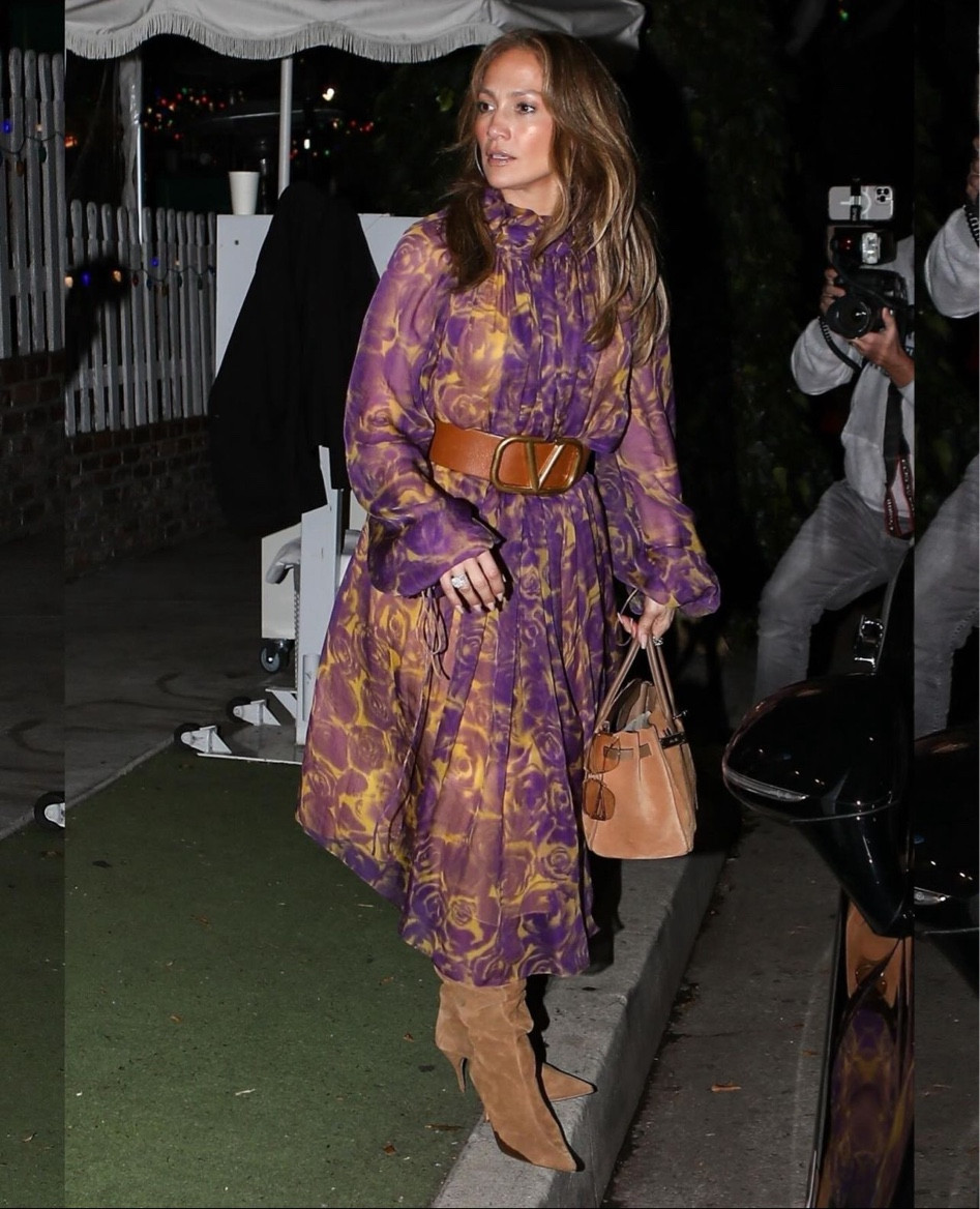 JLo stepped out in a Burberry floral dress and a valentino belt. #jlo #jenniferlopez