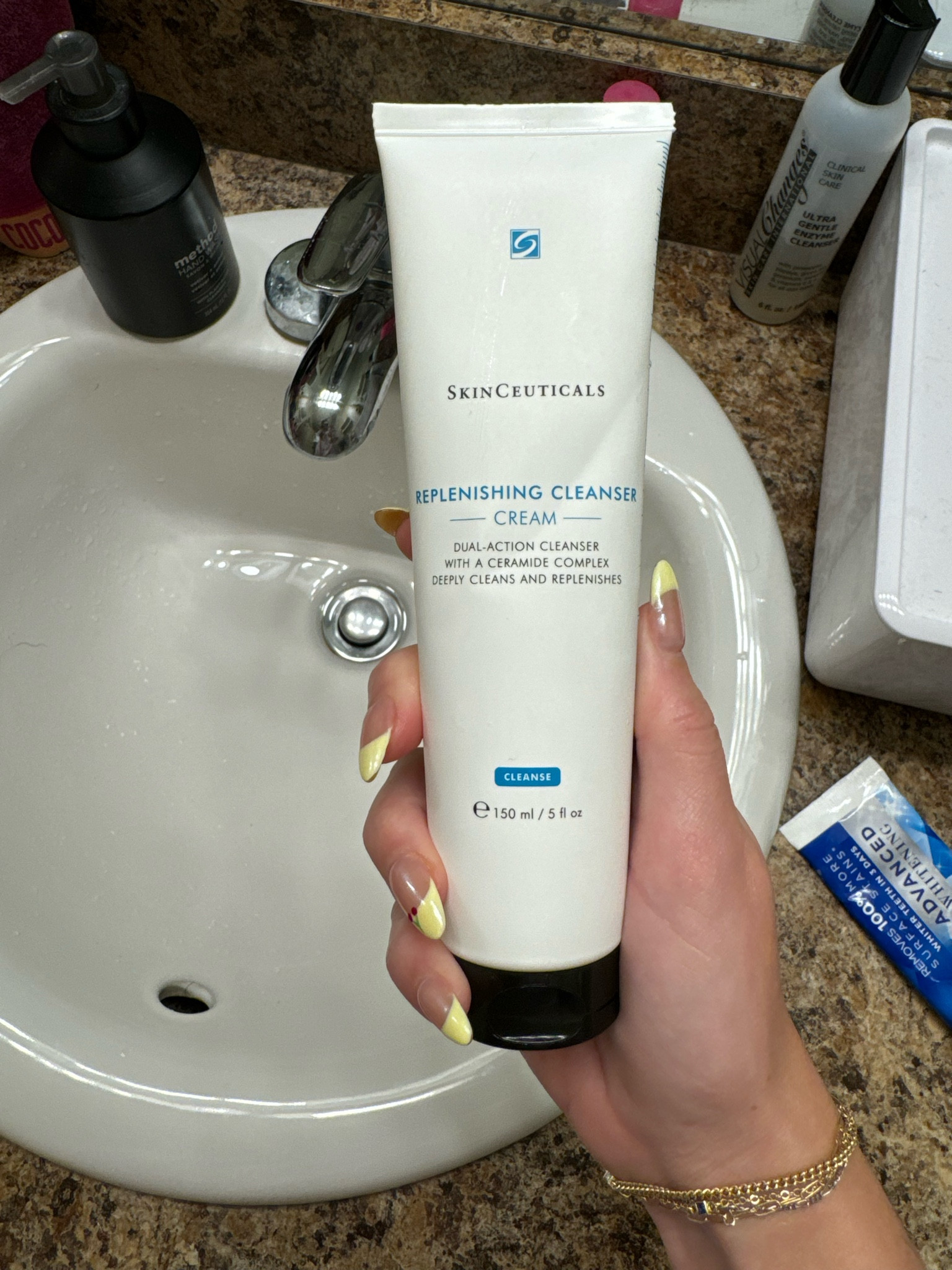 my new favorite!! foams just like oxygen wash and smells like the spa!