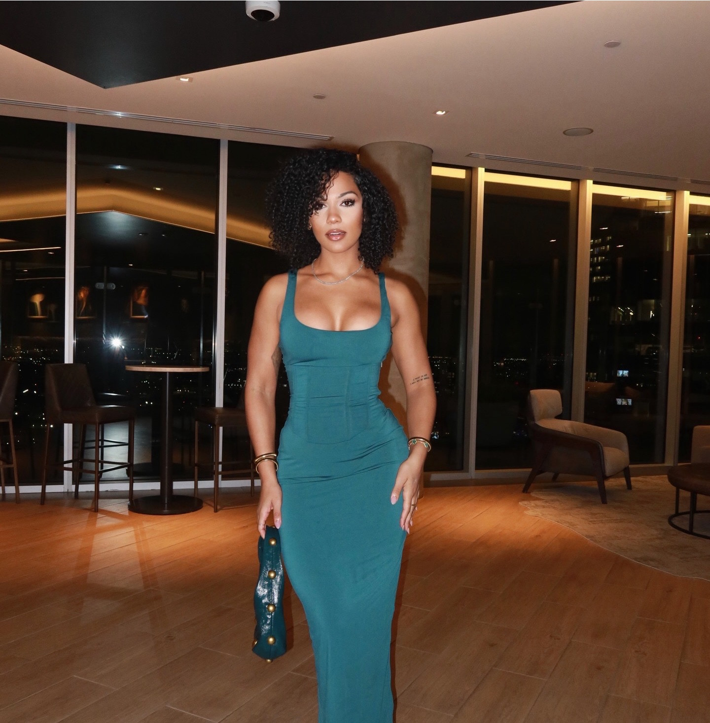 So many colors available ! US 6 moderate stretch. 
#datenight #ootn