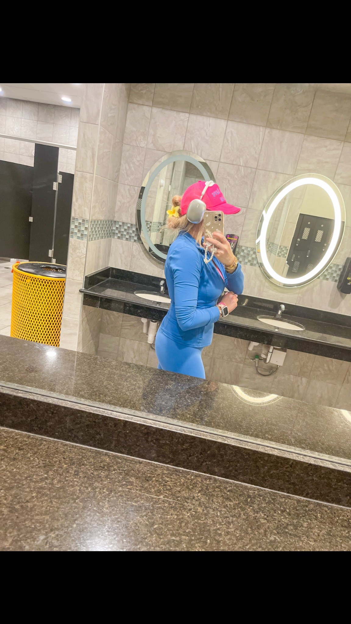 The cutest work out set. Ordered in the color “blue” - the darker one. 