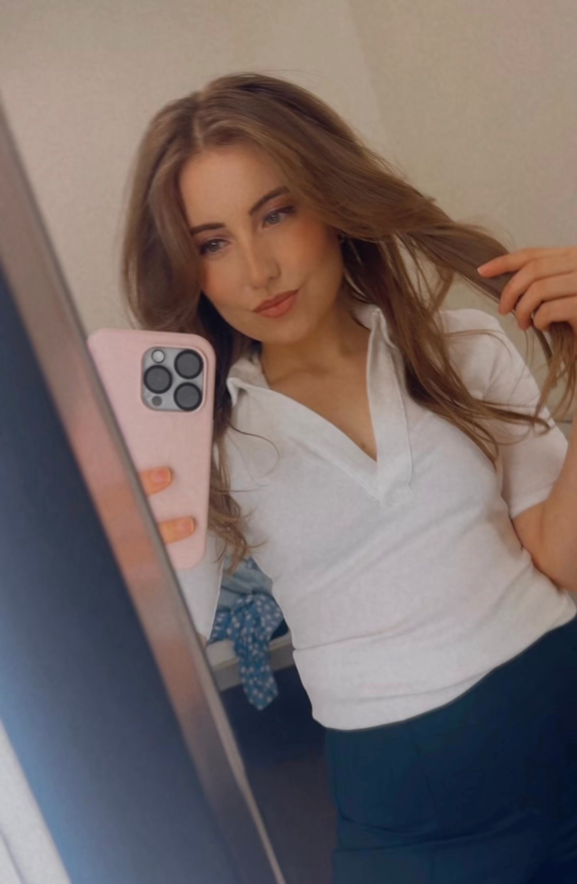 White cotton V-neck shirt from Banana Republic.

#LTKspring #LTKcanada #LTKworkwear