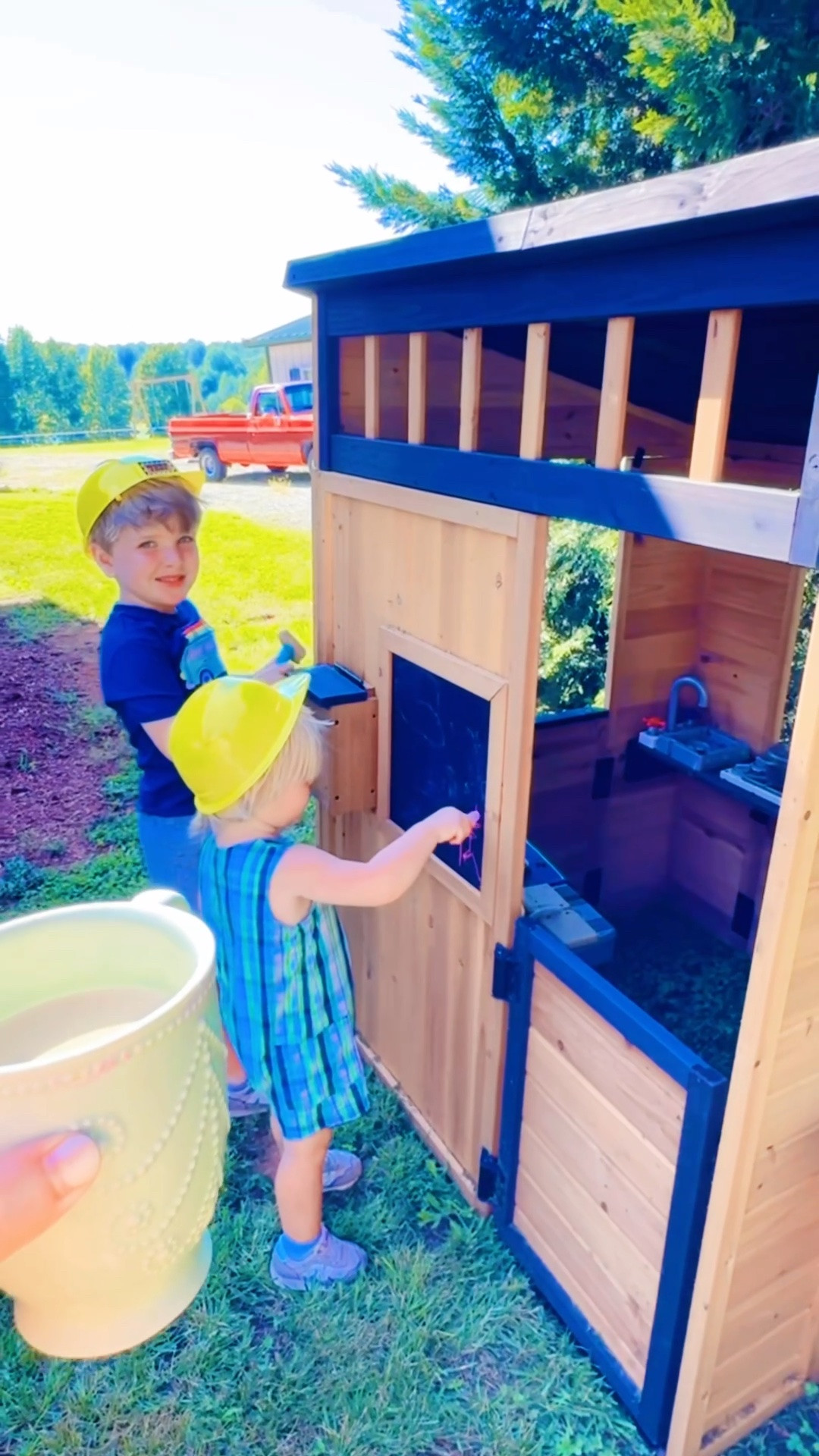 come with us to spend a summer morning in our new playhouse area !!!