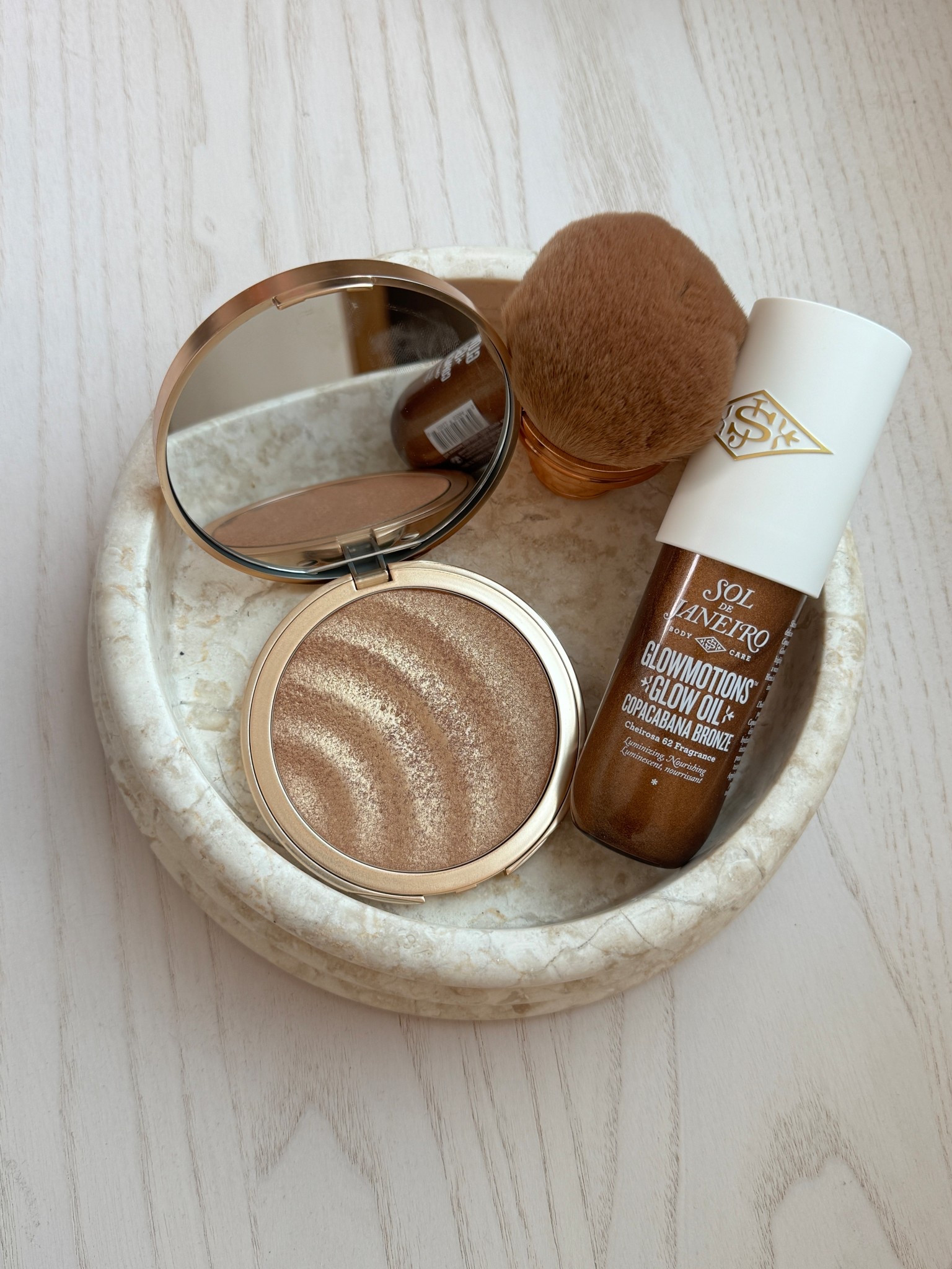 Want a really nice body glow ?! Grab this combo. If you let it fully dry I don’t have issues with transfer to clothing. 