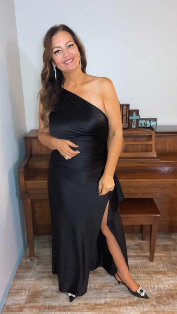 The perfect holiday dress! Wedding guest  . #weddingguestdress #weddingdress #christmaspartydress #formaldress #cocktaildress 

#LTKHoliday #LTKWedding #LTKFindsUnder50