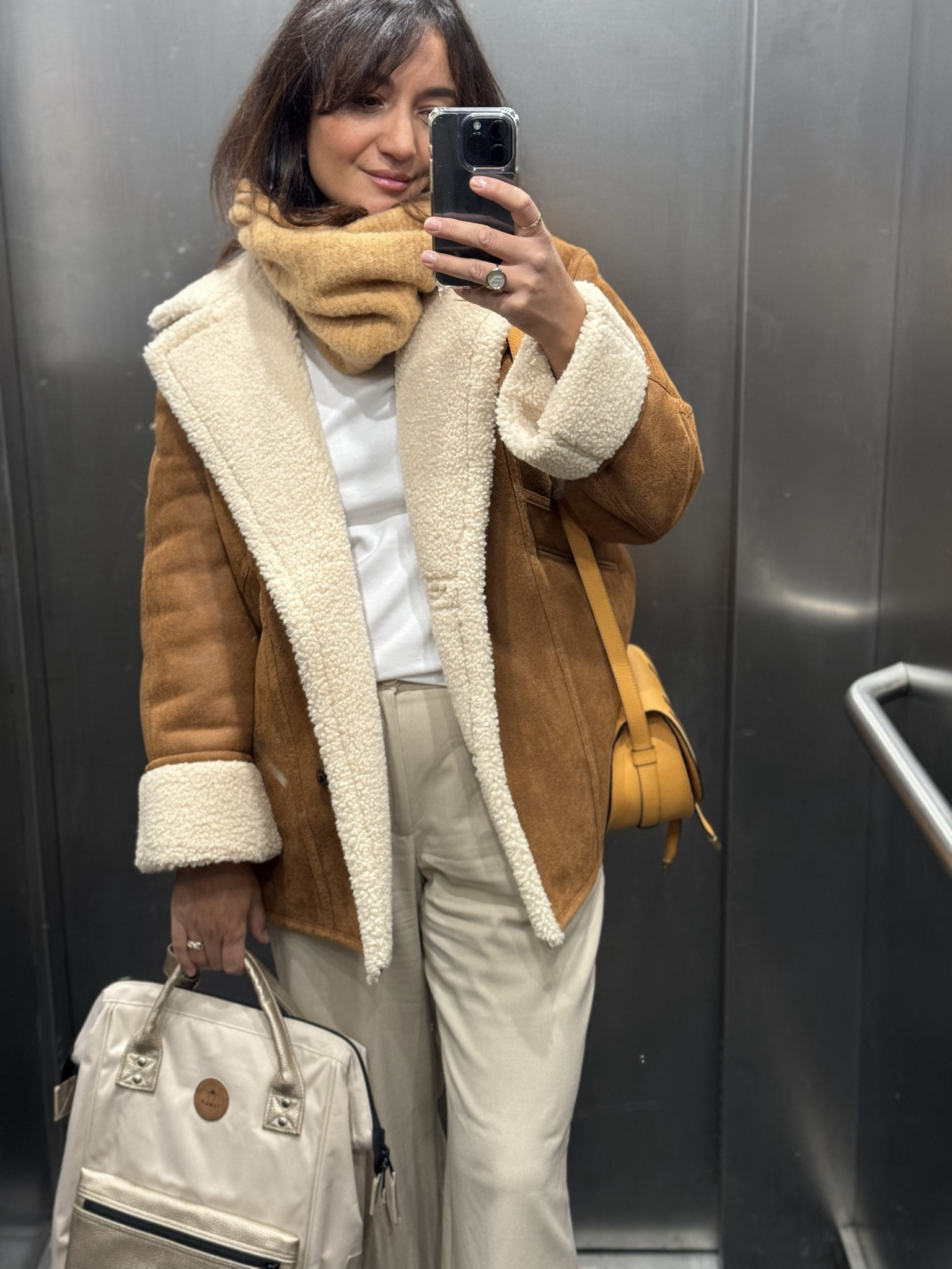 Passion peau lainée ! Quand il fait bien froid, en fausse fourrure, façon biker ou seventies, c’est le grand indispensable de l’hiver ! 

#LTKSeasonal #LTKeurope
