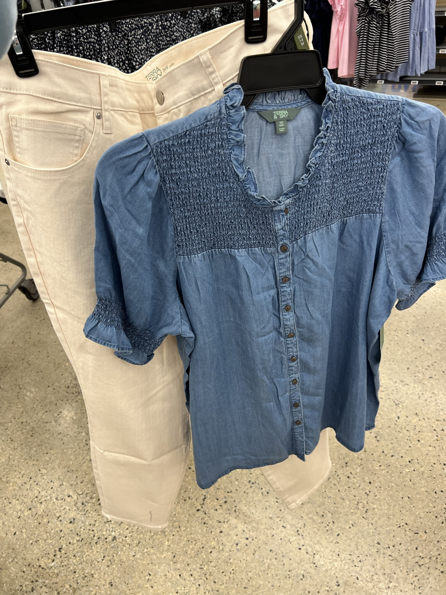 Walmart plus size outfit with this chambray top and white jeans #walmartfashion 