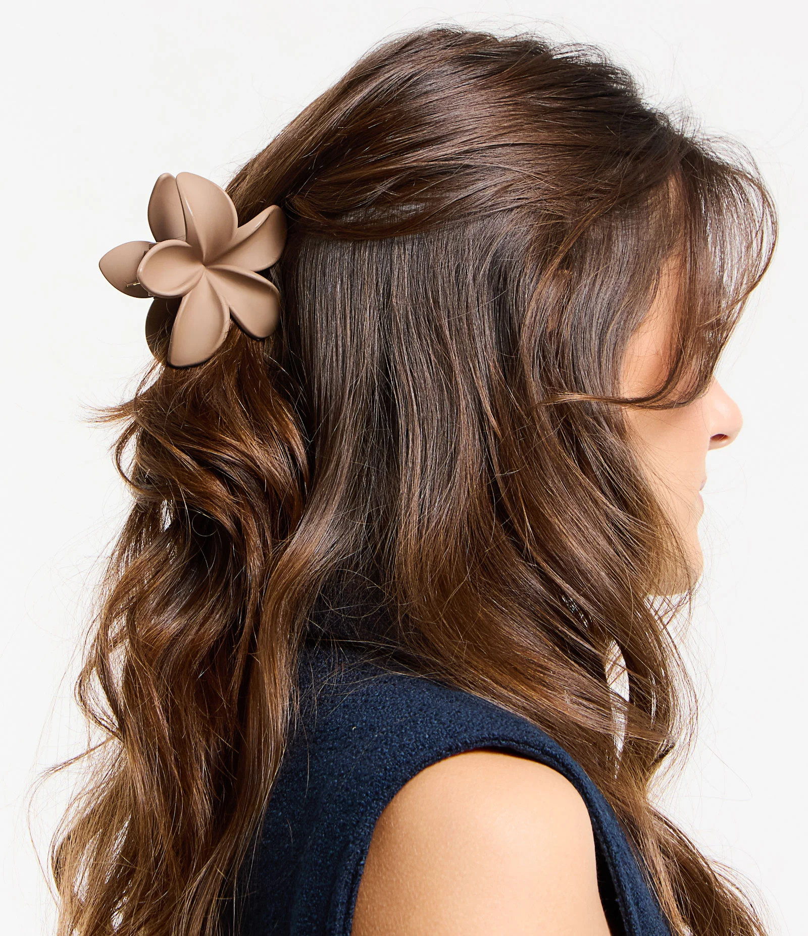 Piranha de Cabelo Média Emborrachada Formato Flor Jasmim Marrom | Renner (BR)