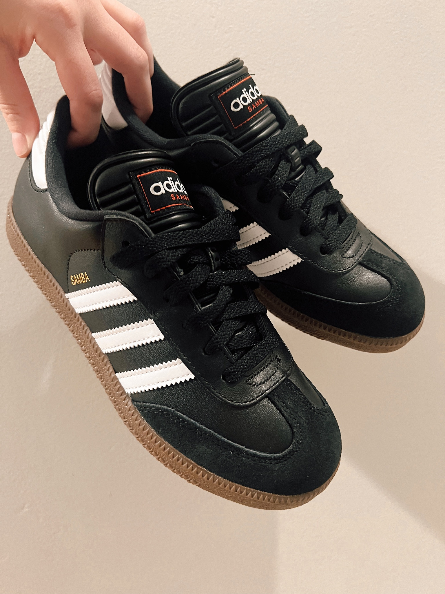 I’m a women’s 7.5 & am wearing a boys 6 

#LTKshoecrush #LTKmens #LTKxadidas