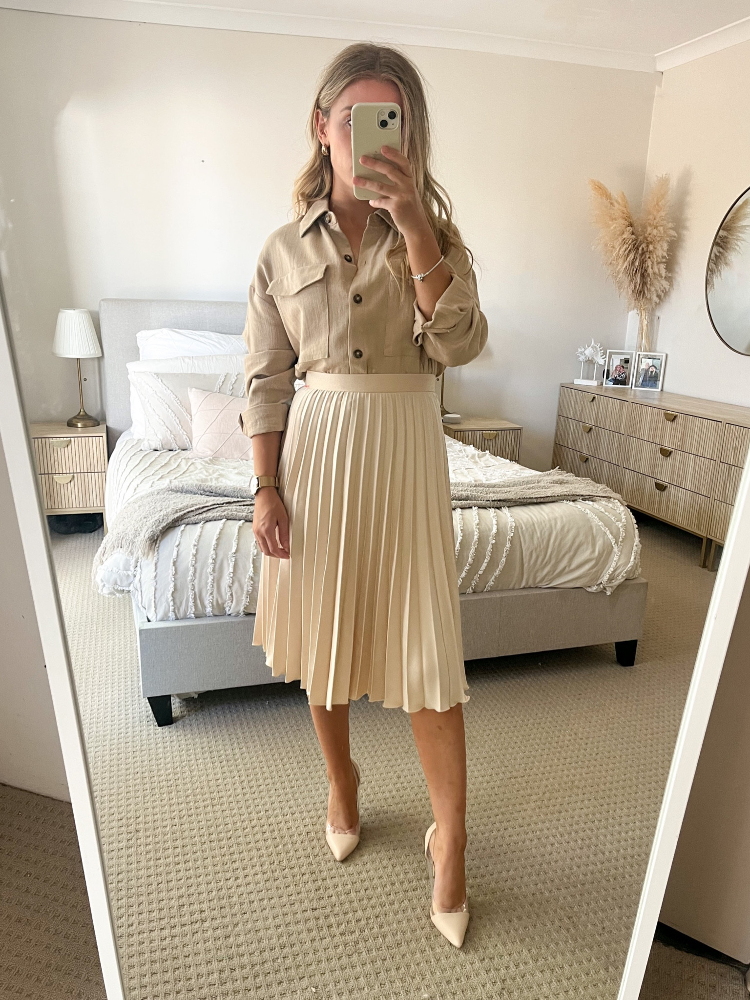 Shirt - Shirt is an oversized fit so i went a size down than my usual size for it to be slight more fitted. It also come in a curved size range so ive tagged that under EXACT tags too 

Skirt- This skirt is a petite size which is why it fits me perfectly with me being 152cm 🙊
The waist size I went with my regular size which also fits perfectly. I recommend the petite size if youre 5’2 and under.  Unfortuanlty this skirt does come in regualr size range so I have tagged a few other options 

#casual #corporate #officewear #summerofficewear #styling #linen 