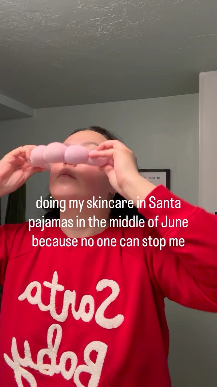 Christmas today, Halloween tomorrow… you never know what you might see next 

#skincare #christmaspjs #skincareroutine #grwm