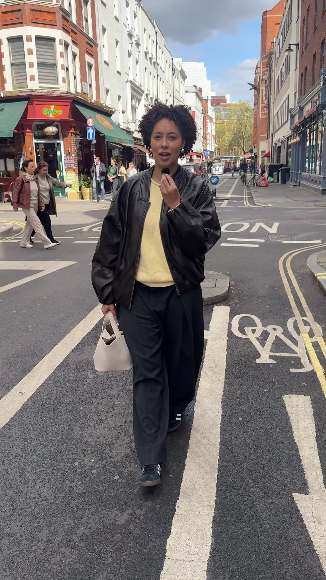 Quick little lunch date in soho with my daughter, the trousers are from Zara here’s the code: 1255/400
I’ve linked similar ones on my LTK 