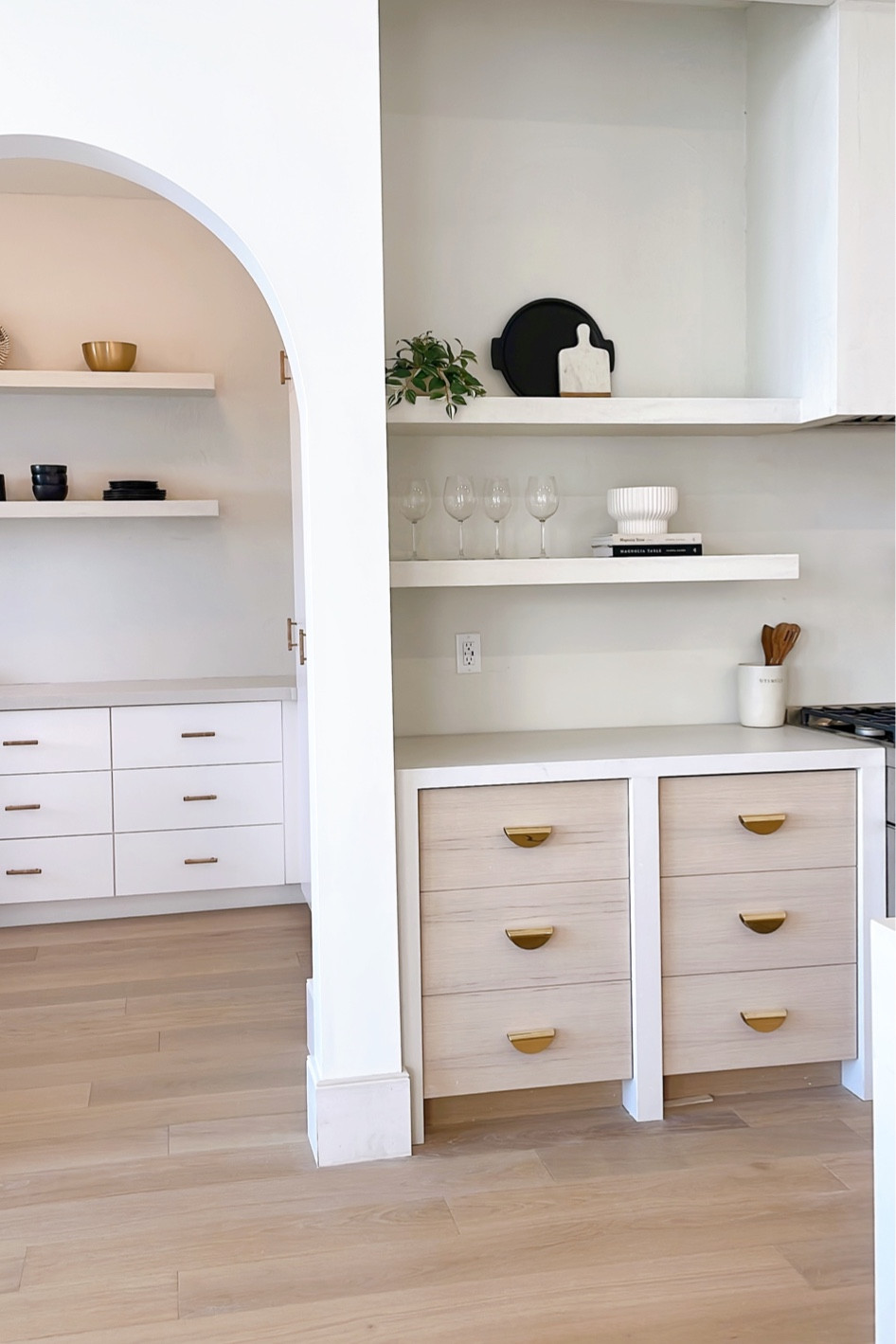 Kitchen shelf styling

Kitchen decor, canisters, tableware, plants, cabinets, kitchen inspiration, home staging 

#LTKhome #LTKsalealert #LTKstyletip