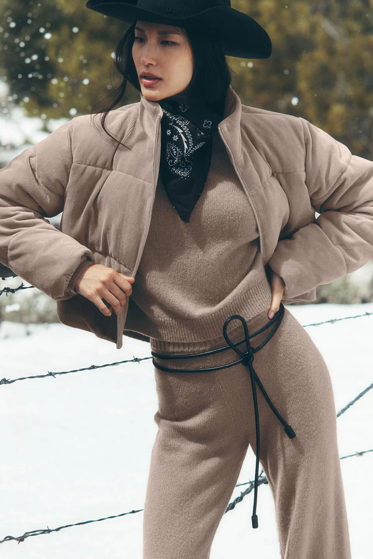 Micro Corduroy Dreamy Puffer - Chai Latte | Alo Yoga (US)