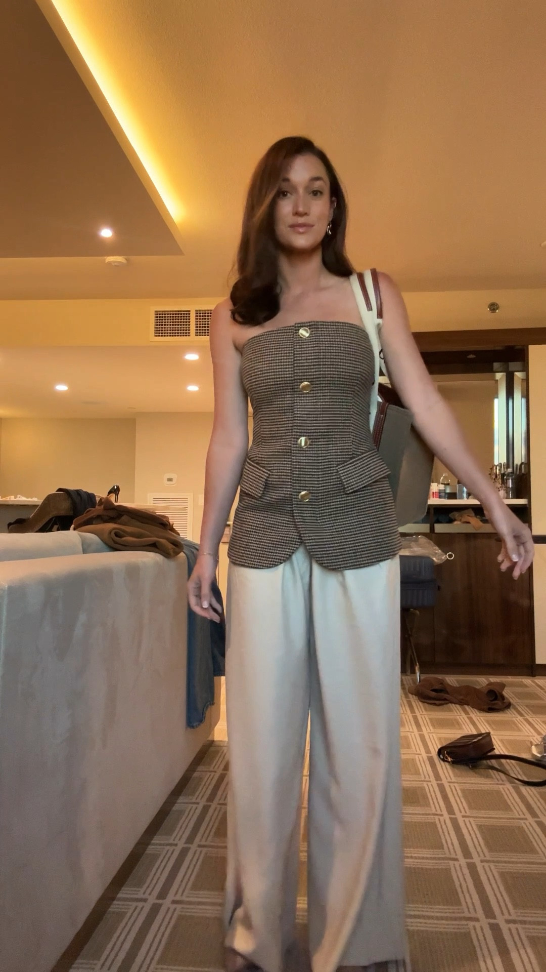 Cute and chic business casual outfit. The pants are so flattering, I cannot get over it! 