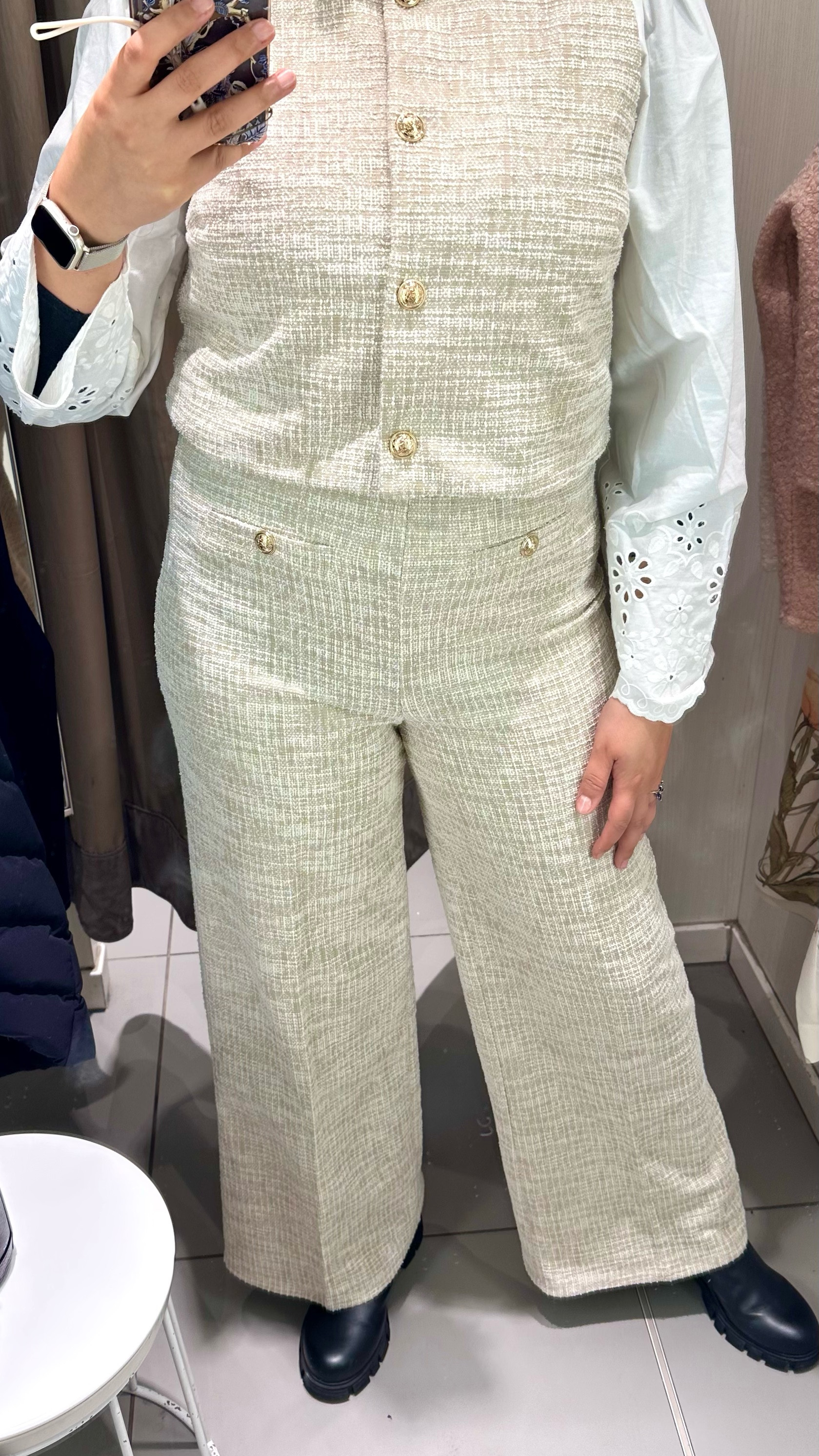 H&M bouclé set is everything and it’s actually my first try-on video. I am so impressed — it’s super affordable but the quality feels amazing. For reference, I’m wearing a size M in the gilet and L in the trousers. It even comes with a cute half-sleeve jacket to complete the look! The bouclé fabric is so chic and feminine, and it’s really soft on my skin. Plus, bouclé is everywhere this season, so you’re right on trend with this outfit.
#HMxMe #BoucleSet #TryOnHaul #SpringFashion #ModestFashion

#LTKFashionMonth #LTKspring #LTKworkwear